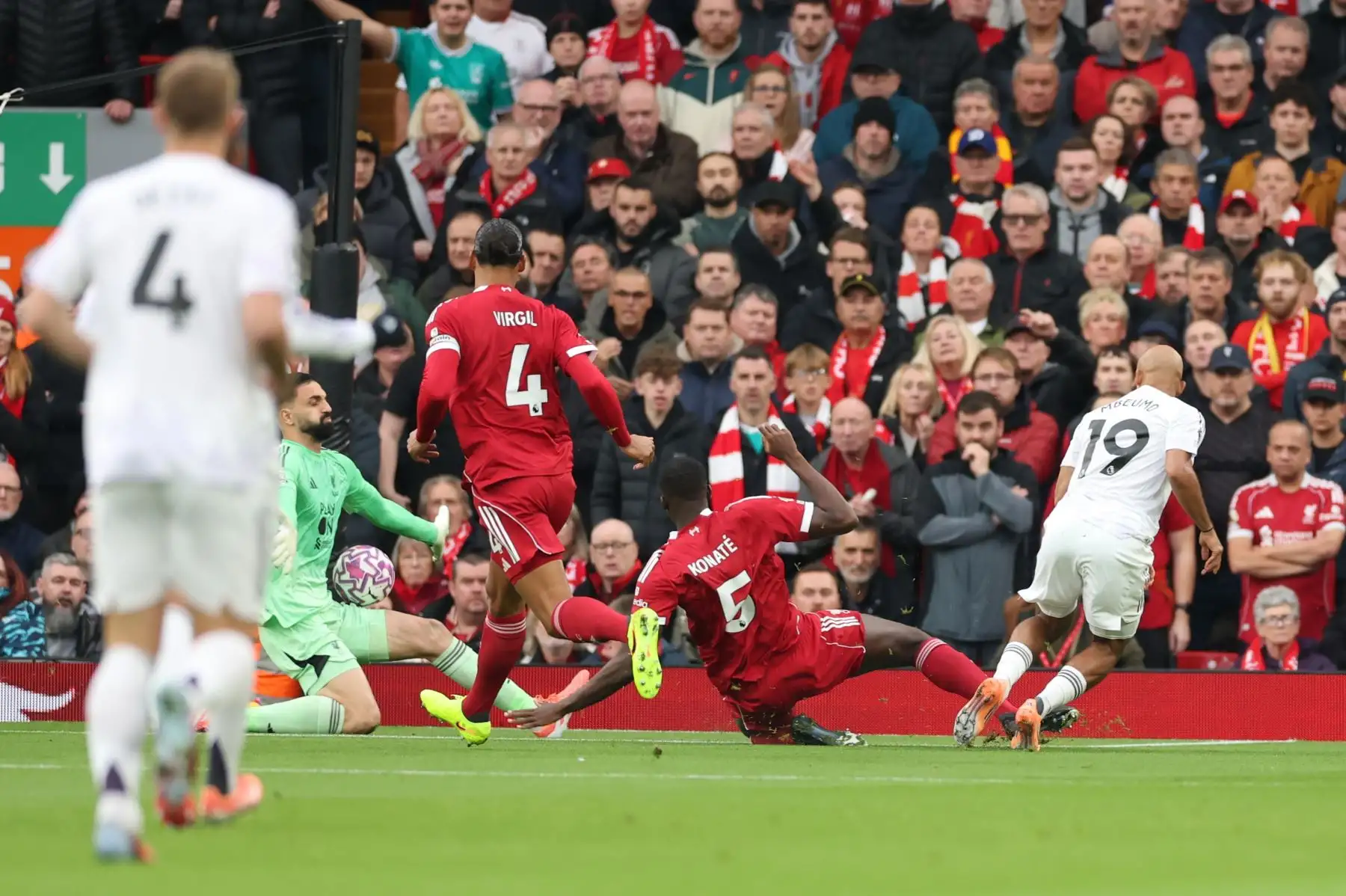 Bryan Mbeumo, del Manchester United, marca el gol del 0-1 durante el partido de la Premier League inglesa entre el Liverpool FC y el Manchester United, en Liverpool, Gran Bretaña. Foto: ANDINA/EFE