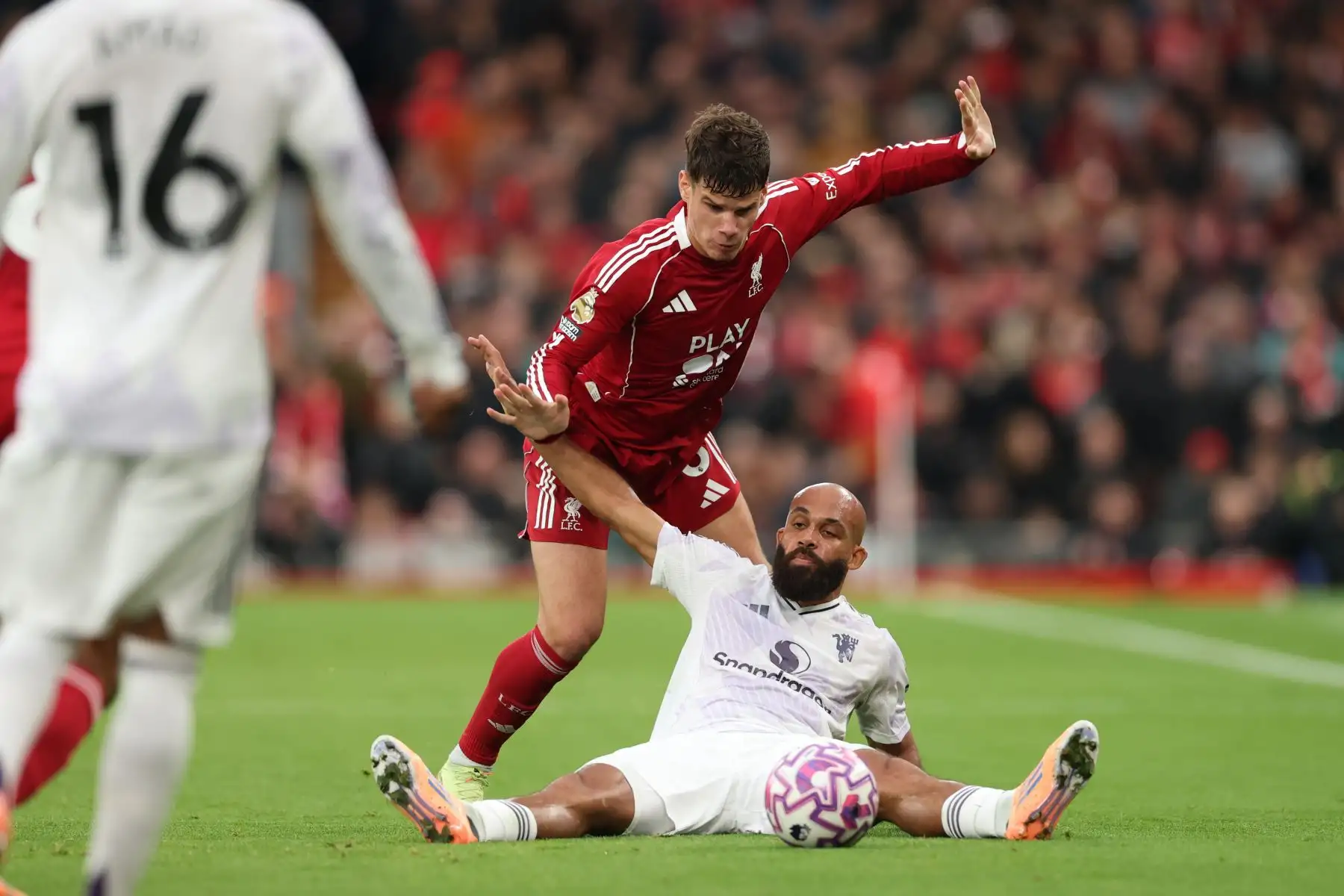 Milos Kerkez del Liverpool en acción contra Bryan Mbeumo del Manchester United durante el partido de la Premier League inglesa entre el Liverpool FC y el Manchester United, en Liverpool, Gran Bretaña. Foto: ANDINA/ EFE