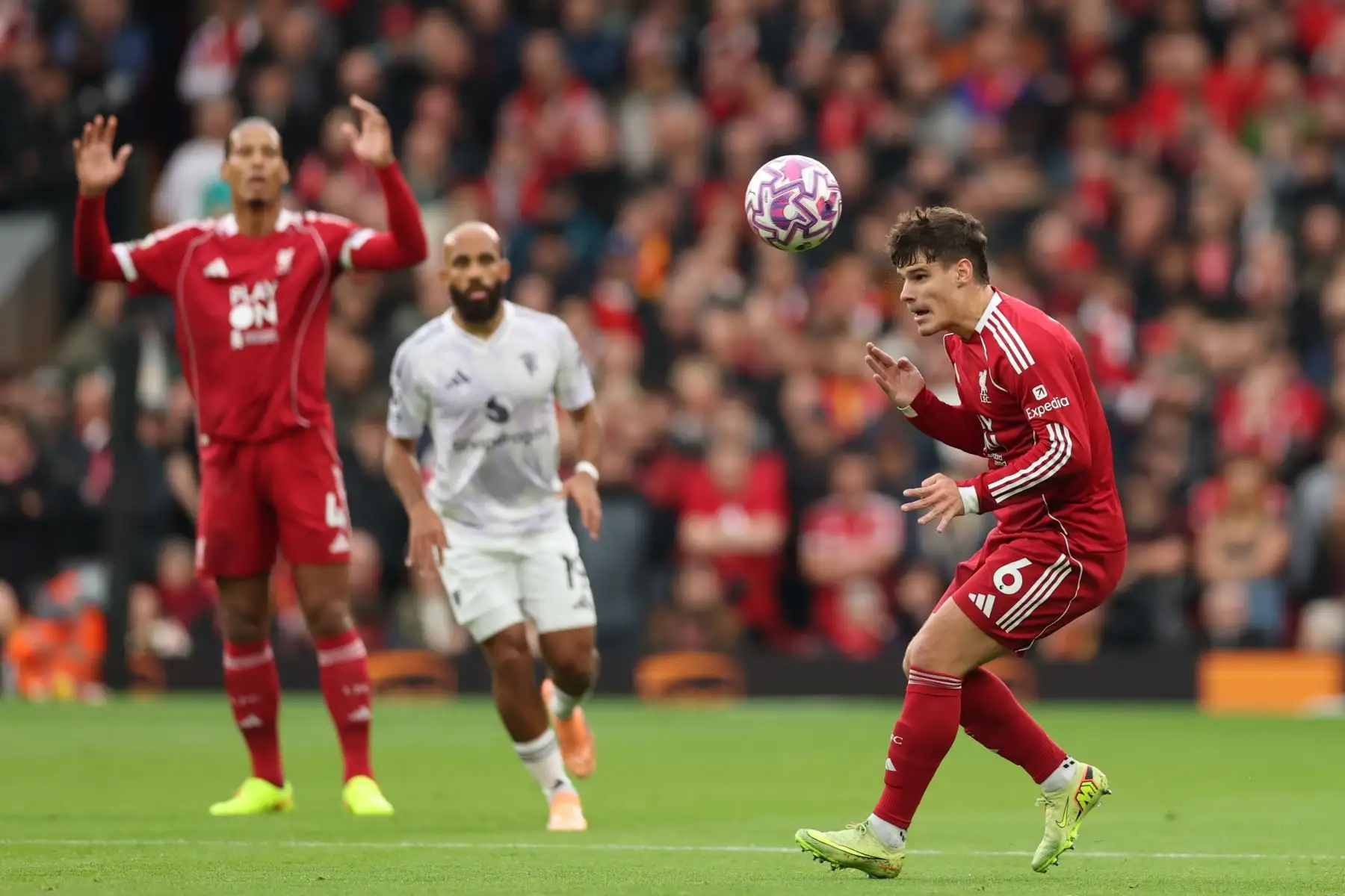 Milos Kerkez del Liverpool en acción durante el partido de la Premier League inglesa entre el Liverpool FC y el Manchester United, en Liverpool, Gran Bretaña. Foto: ANDINA/EFE