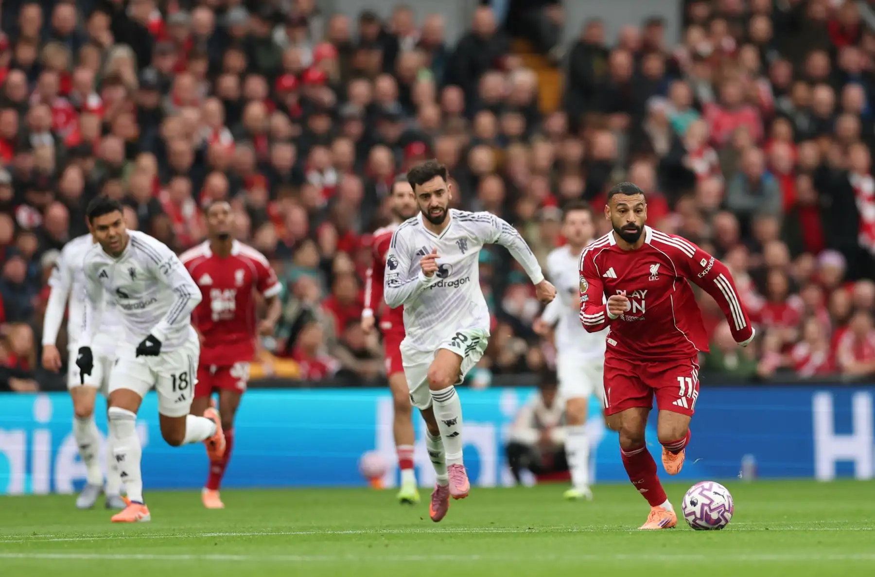 Mohamed Salah del Liverpool en acción durante el partido de la Premier League inglesa entre el Liverpool FC y el Manchester United, en Liverpool, Gran Bretaña. Foto: ANDINA/EFE