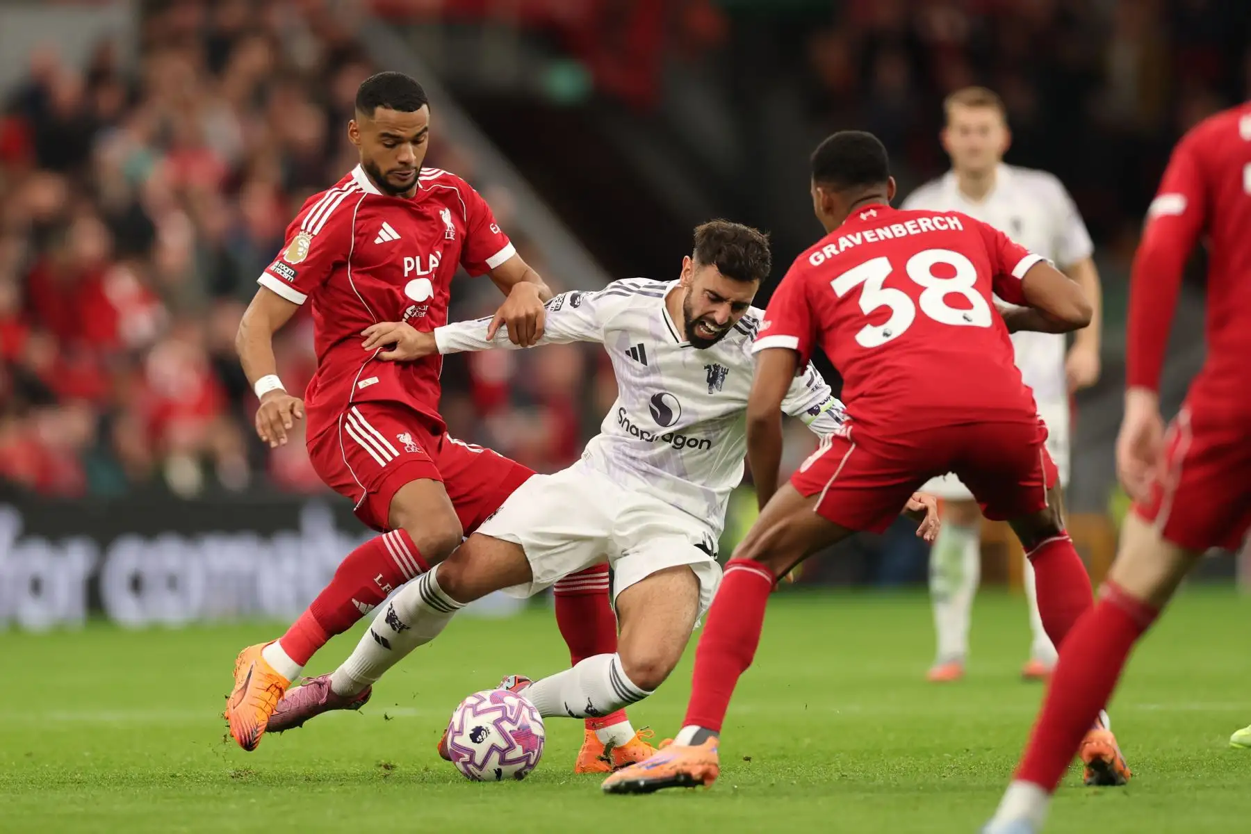 Cody Gakpo del Liverpool en acción contra Bruno Fernandes del Manchester United durante el partido de la Premier League inglesa entre el Liverpool FC y el Manchester United, en Liverpool, Gran Bretaña.  Foto. ANDINA/EFE