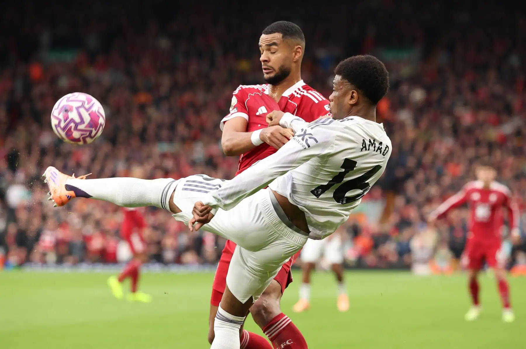 Amad Diallo, del Manchester United, en acción contra Cody Gakpo, del Liverpool, durante el partido de la Premier League inglesa entre el Liverpool FC y el Manchester United, en Liverpool, Gran Bretaña.
 Foto: ANDINA/EFE