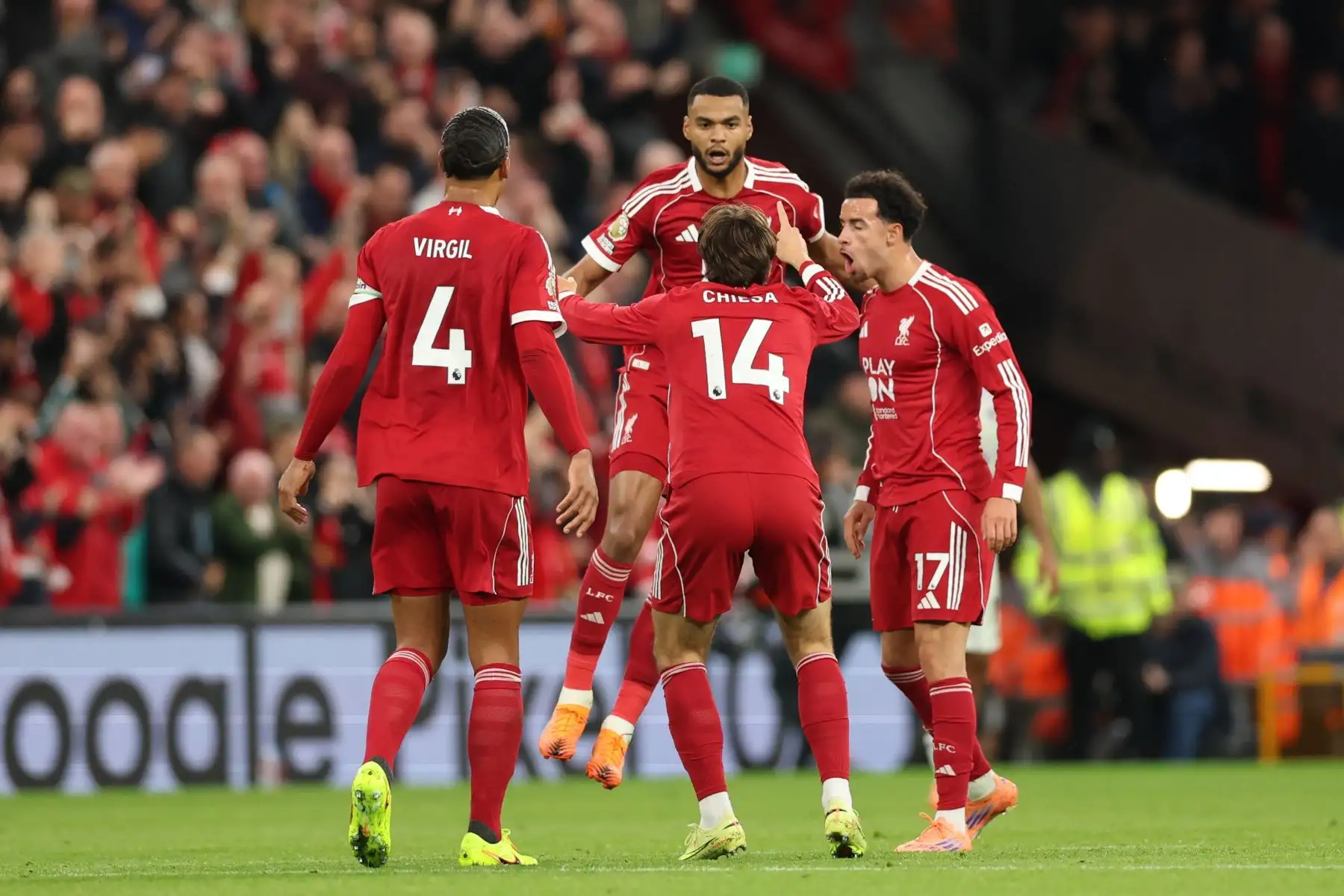 Cody Gakpo del Liverpool (celebra con sus compañeros tras marcar el gol del 1-1 durante el partido de la Premier League inglesa entre el Liverpool FC y el Manchester United, en Liverpool, Gran Bretaña. Foto: ANDINA/EFE