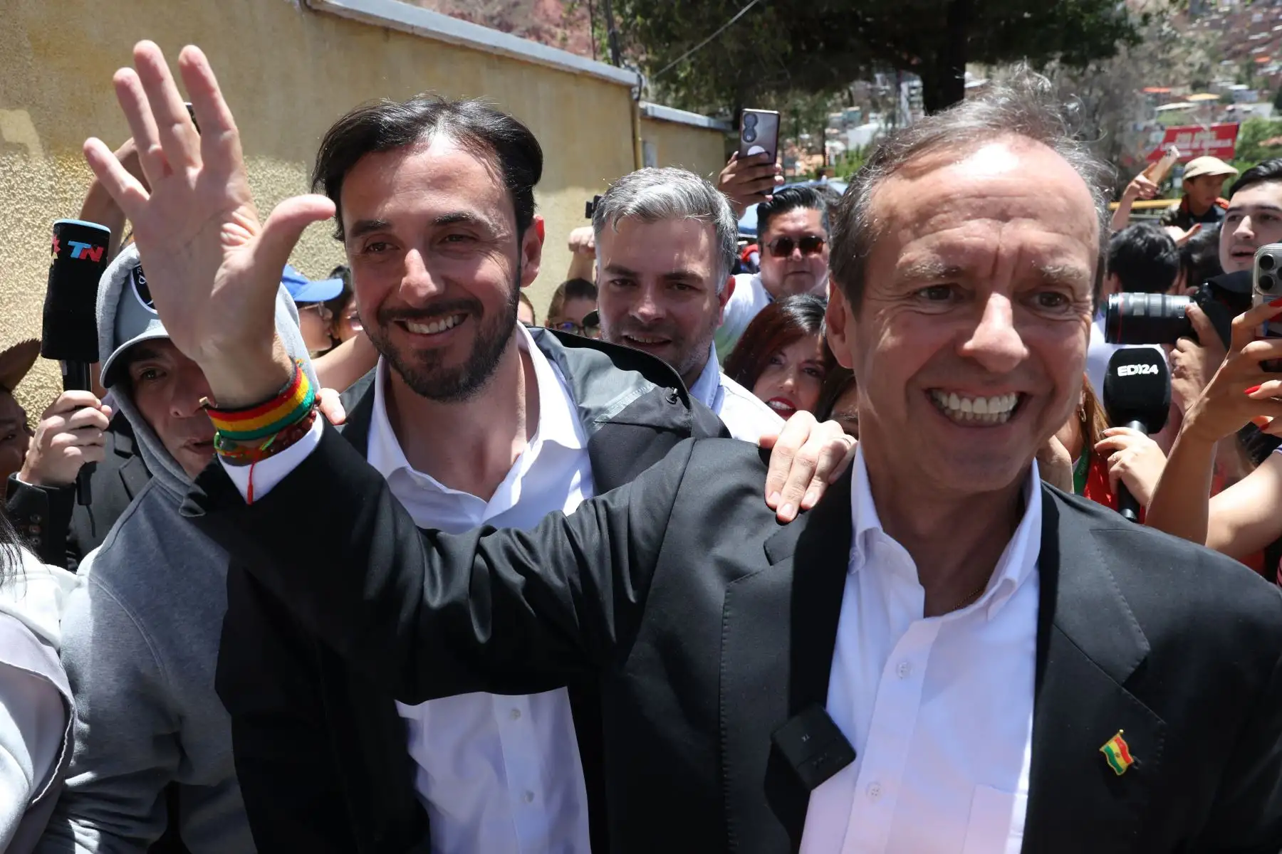 El candidato a la Presidencia de Bolivia por la alianza Libre, Jorge Tuto Quiroga, llega a votar este domingo, en la segunda vuelta electoral para elegir presidente y vicepresidente, en La paz (Bolivia). Foto: ANDINA/ EFE