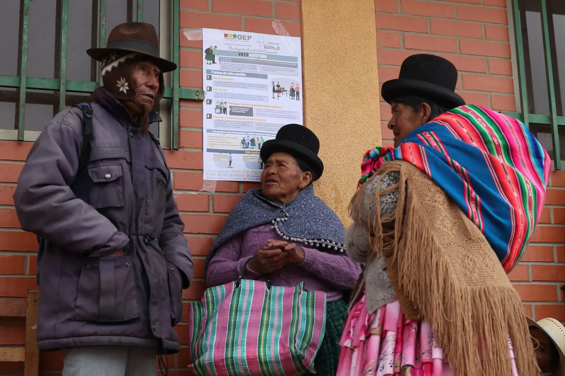 Personas esperan para votar este domingo, en la segunda vuelta electoral para elegir presidente y vicepresidente, en la comunidad de Laja (Bolivia). Más de 7,5 millones de personas están convocadas para votar por el próximo presidente del país entre los opositores Rodrigo Paz y Jorge Tuto Quiroga. Foto: ANDINA/ EFE
