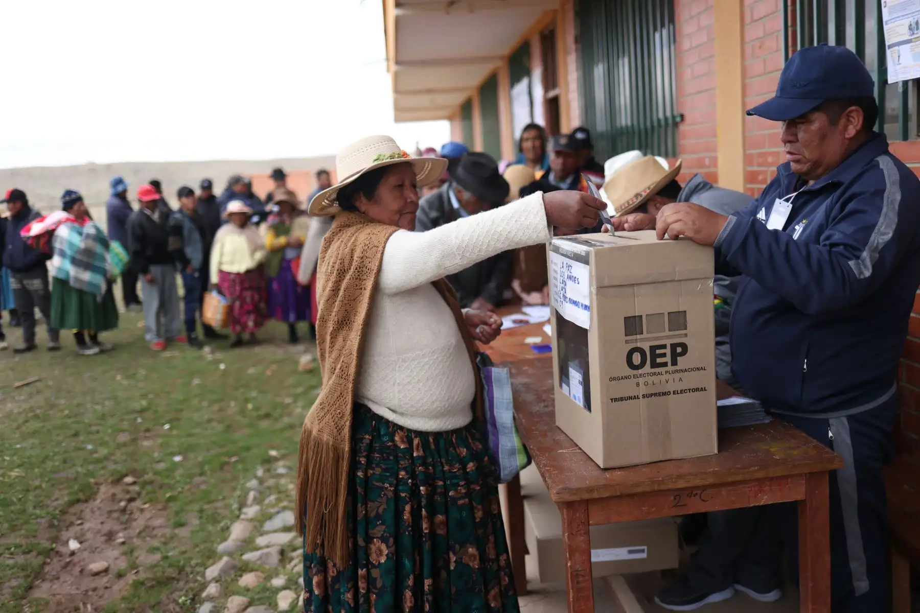 Una mujer vota este domingo, en la segunda vuelta electoral para elegir presidente y vicepresidente, en la comunidad de Laja (Bolivia). Más de 7,5 millones de personas están convocadas para votar por el próximo presidente del país entre los opositores Rodrigo Paz y Jorge Tuto Quiroga. Foto: ANMDINA/EFE
