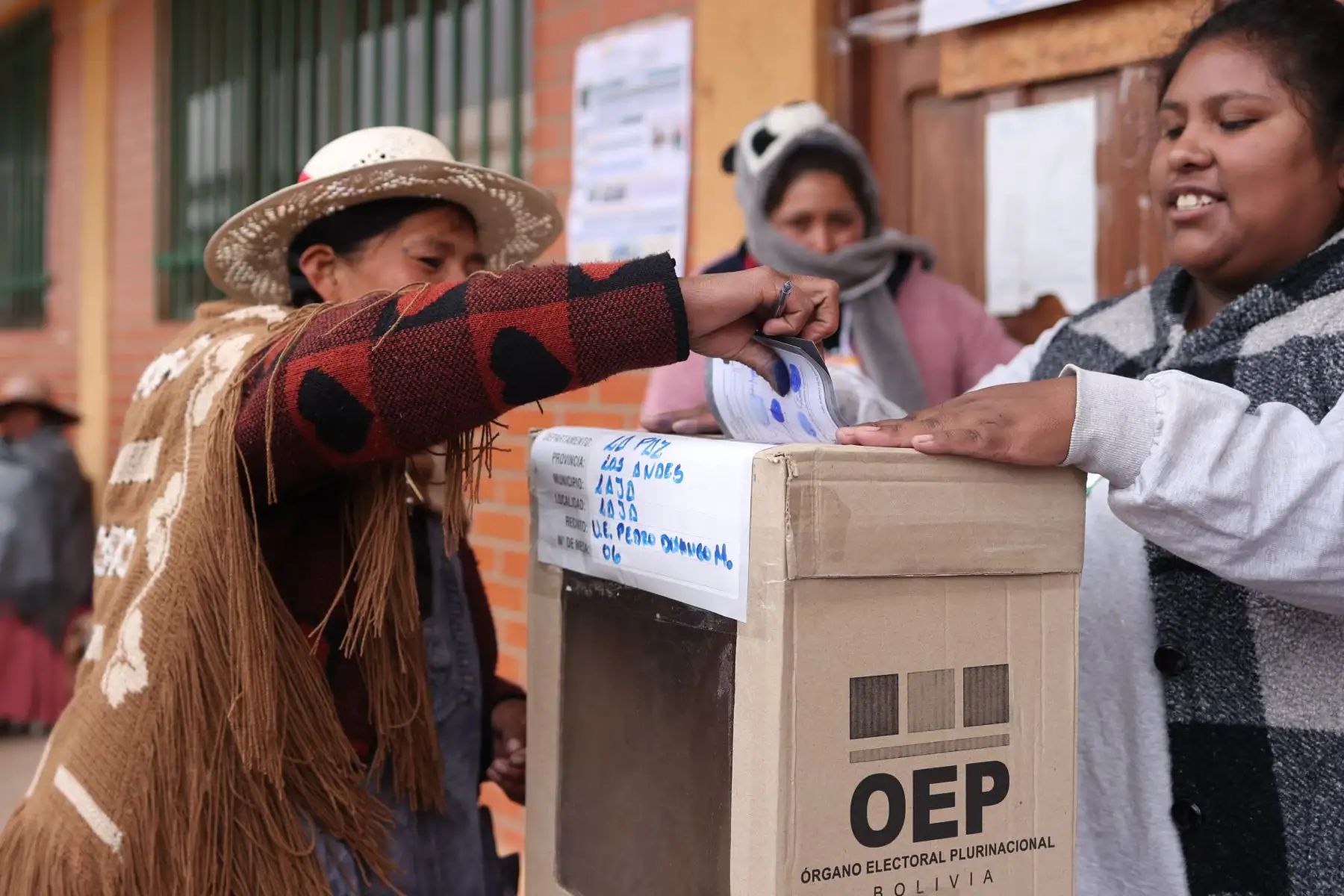 Una mujer vota este domingo, en la segunda vuelta electoral para elegir presidente y vicepresidente, en la comunidad de Laja (Bolivia). Más de 7,5 millones de personas están convocadas para votar por el próximo presidente del país entre los opositores Rodrigo Paz y Jorge Tuto Quiroga. Foto: ANDINA/EFE