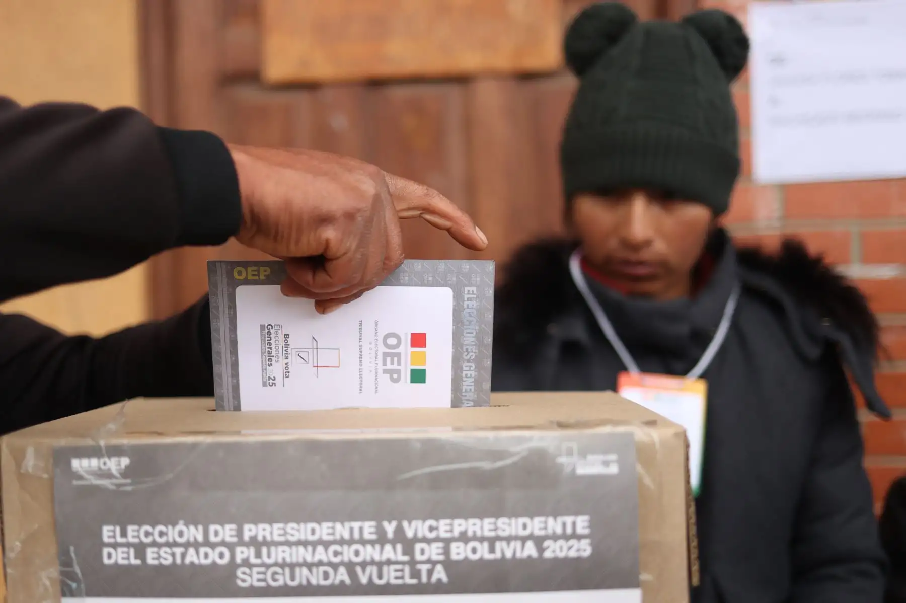 Un hombre vota este domingo, en la segunda vuelta electoral para elegir presidente y vicepresidente, en la comunidad de Laja (Bolivia). Más de 7,5 millones de personas están convocadas para votar por el próximo presidente del país entre los opositores Rodrigo Paz y Jorge Tuto Quiroga. Foto: ANDINA/ EFE