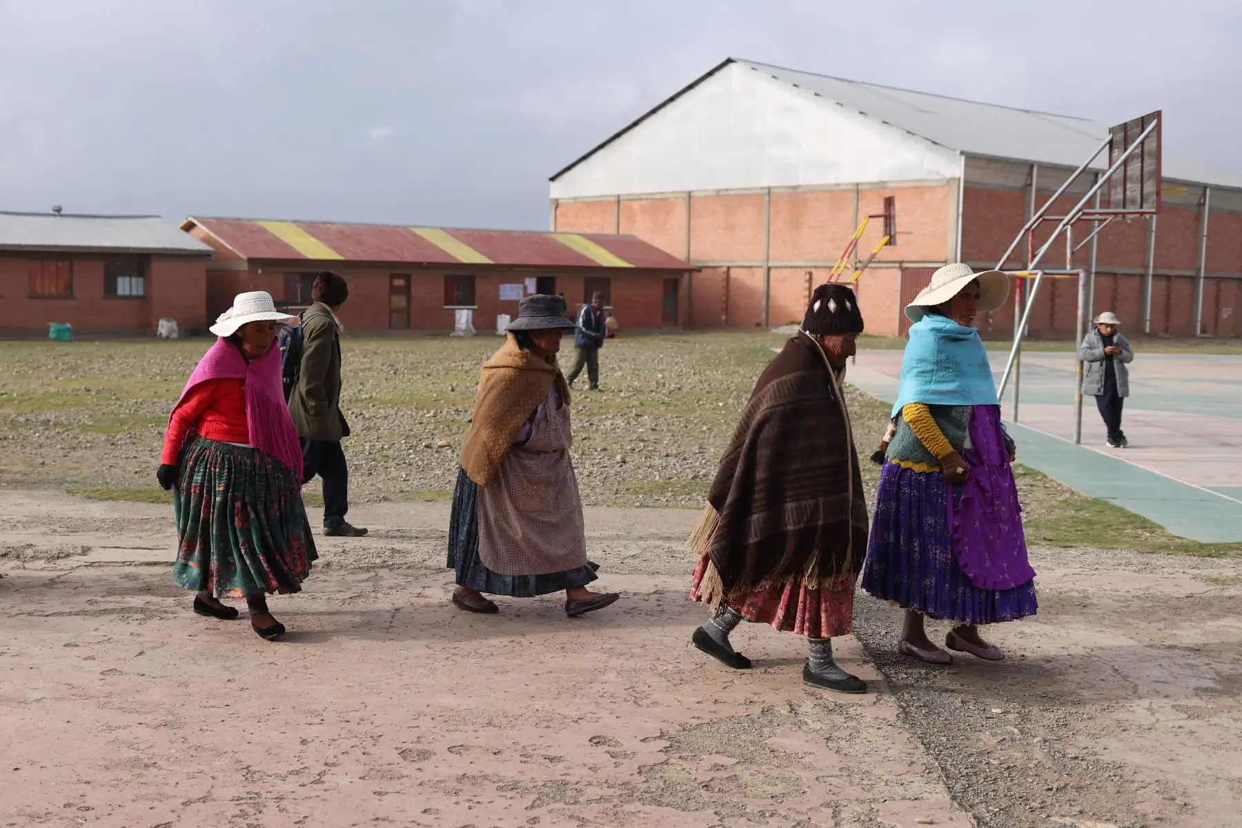 Mujeres llegan a votar en un centro de votación este domingo, en la segunda vuelta electoral para elegir presidente y vicepresidente, en la comunidad de Laja (Bolivia). Más de 7,5 millones de personas están convocadas para votar por el próximo presidente del país entre los opositores Rodrigo Paz y Jorge Tuto Quiroga. Foto: ANDINA/ EFE