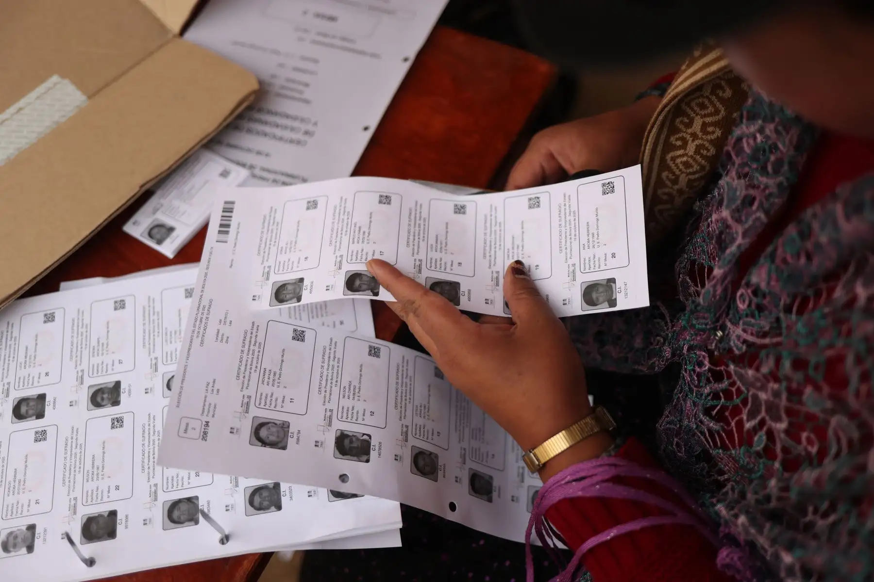 Un jurado electoral sostiene material electoral este domingo, en la segunda vuelta electoral para elegir presidente y vicepresidente, en la comunidad de Laja (Bolivia). Más de 7,5 millones de personas están convocadas para votar por el próximo presidente del país entre los opositores Rodrigo Paz y Jorge Tuto Quiroga. Foto: ANDINA/ EFE