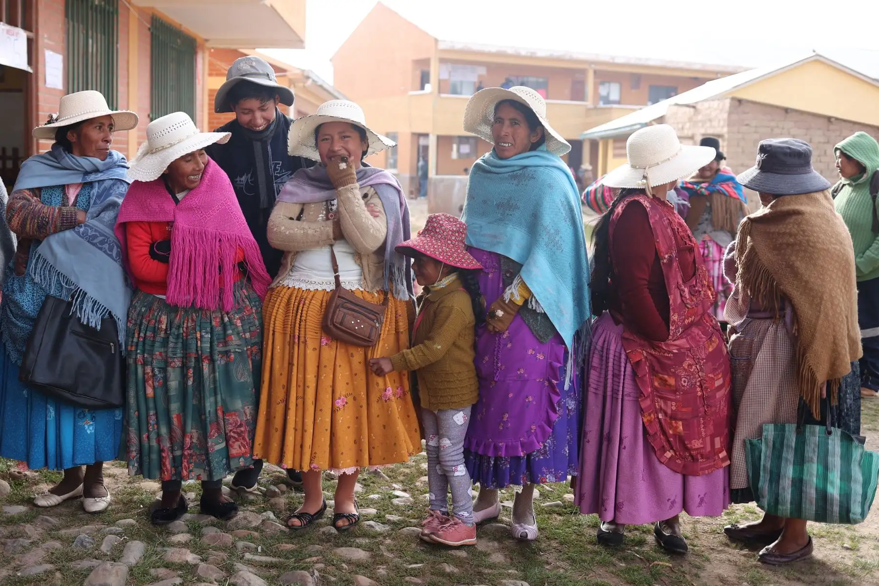 Mujeres esperan en una fila para votar este domingo, en la segunda vuelta electoral para elegir presidente y vicepresidente, en la comunidad de Laja (Bolivia). Más de 7,5 millones de personas están convocadas para votar por el próximo presidente del país entre los opositores Rodrigo Paz y Jorge Tuto Quiroga. Foto: ANDINA/ EFE