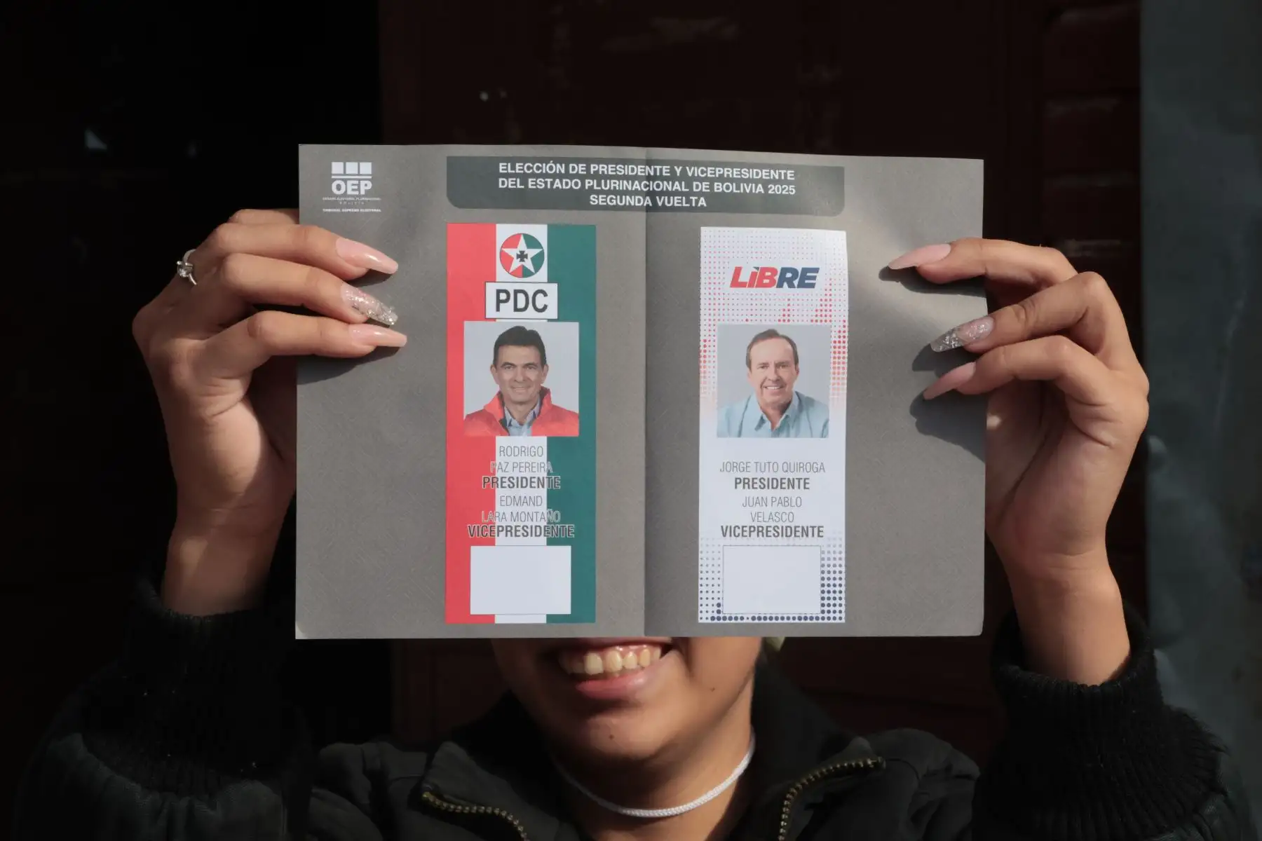 Una mujer muestra su voto este domingo, en la segunda vuelta electoral para elegir presidente y vicepresidente, en Santa Cruz (Bolivia). Foto: ANDINA/EFE