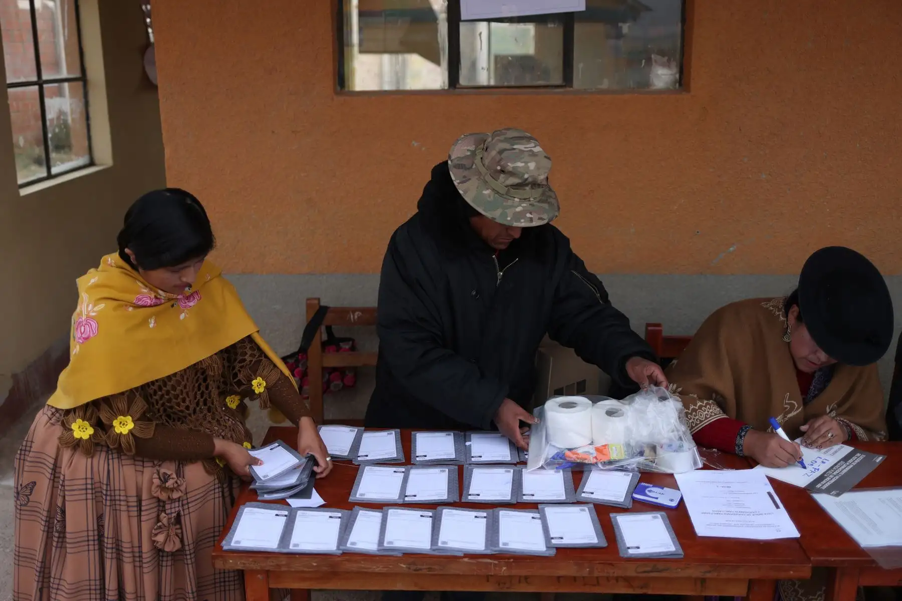 Jurados electorales preparan material electoral este domingo, en la segunda vuelta electoral para escoger presidente y vicepresidente, en la comunidad de Laja (Bolivia). Más de 7.5 millones de personas están convocadas para votar por el próximo presidente del país entre los opositores Rodrigo Paz y Jorge Tuto Quiroga. Foto: ANDINA/ EFE