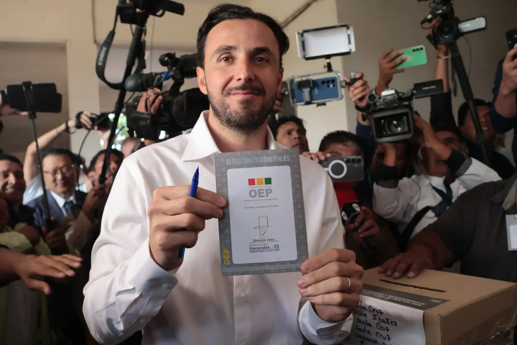 El candidato a la vicepresidencia de Bolivia por la alianza Libre, Juan Pablo Velasco, muestra su voto este domingo, en la segunda vuelta electoral para elegir presidente y vicepresidente, en Santa Cruz (Bolivia). Foto: ANDINA/ EFE