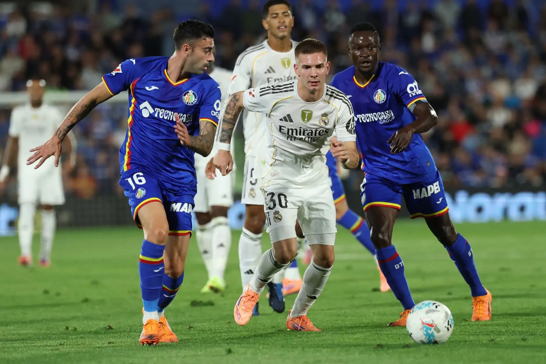 El centrocampista argentino del Real Madrid  Franco Mastuantono lucha por el balón con el defensa togolés  Dakonam Djene del Getafe y el defensa español Diego Rico del Getafe durante el partido de la liga española entre el Getafe CF y el Real Madrid CF en el Estadio Coliseum Alfonso Pérez en Getafe.
Foto: AFP