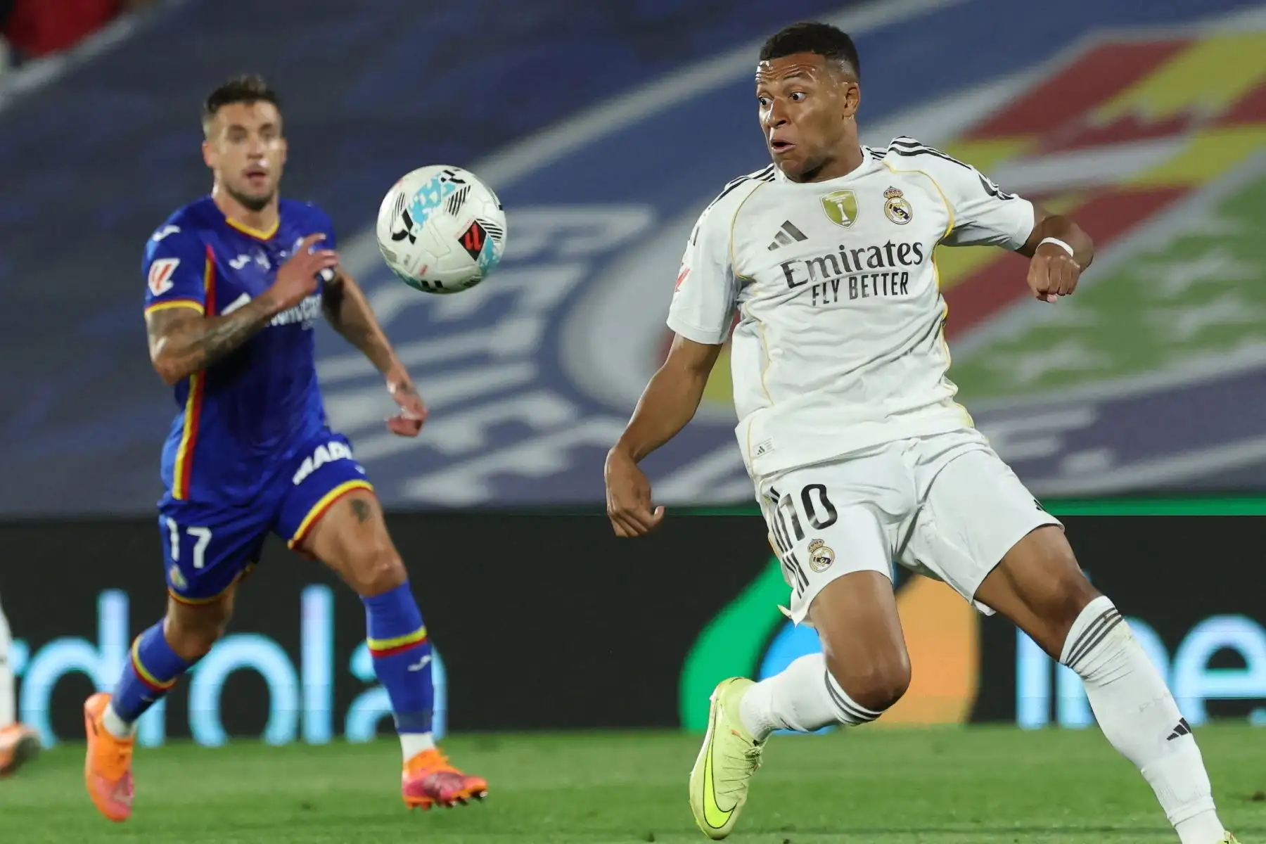 El delantero francés  del Real Madrid, Kylian Mbappé, observa el balón durante el partido de la liga española entre el Getafe CF y el Real Madrid CF en el Estadio Coliseum Alfonso Pérez en Getafe.
Foto: AFP