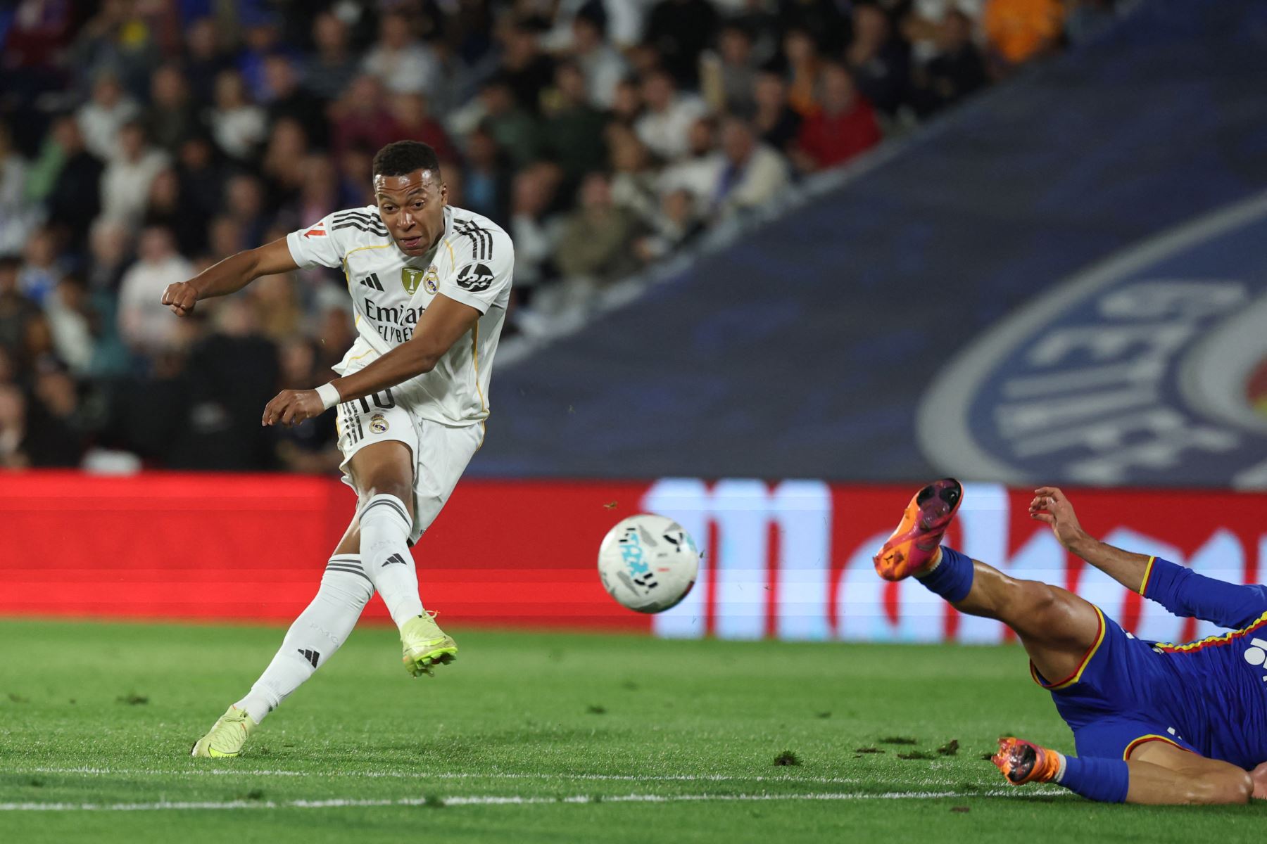 El delantero francés del Real Madrid, Kylian Mbappé, patea el balón durante el partido de la liga española entre el Getafe CF y el Real Madrid CF en el Estadio Coliseum Alfonso Pérez en Getafe.
Foto: AFP