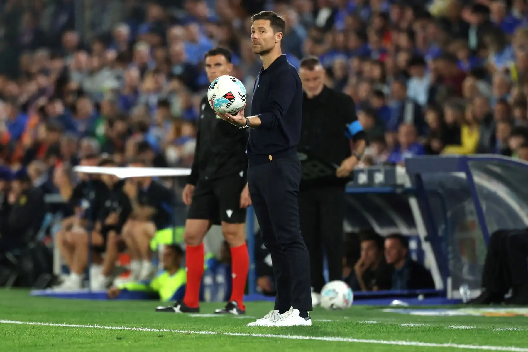 El entrenador español del Real Madrid, Xabi Alonso, observa a sus jugadores desde la línea de banda durante el partido de fútbol de la liga española entre el Getafe CF y el Real Madrid CF en el Estadio Coliseum Alfonso Pérez en Getafe.
Foto: AFP