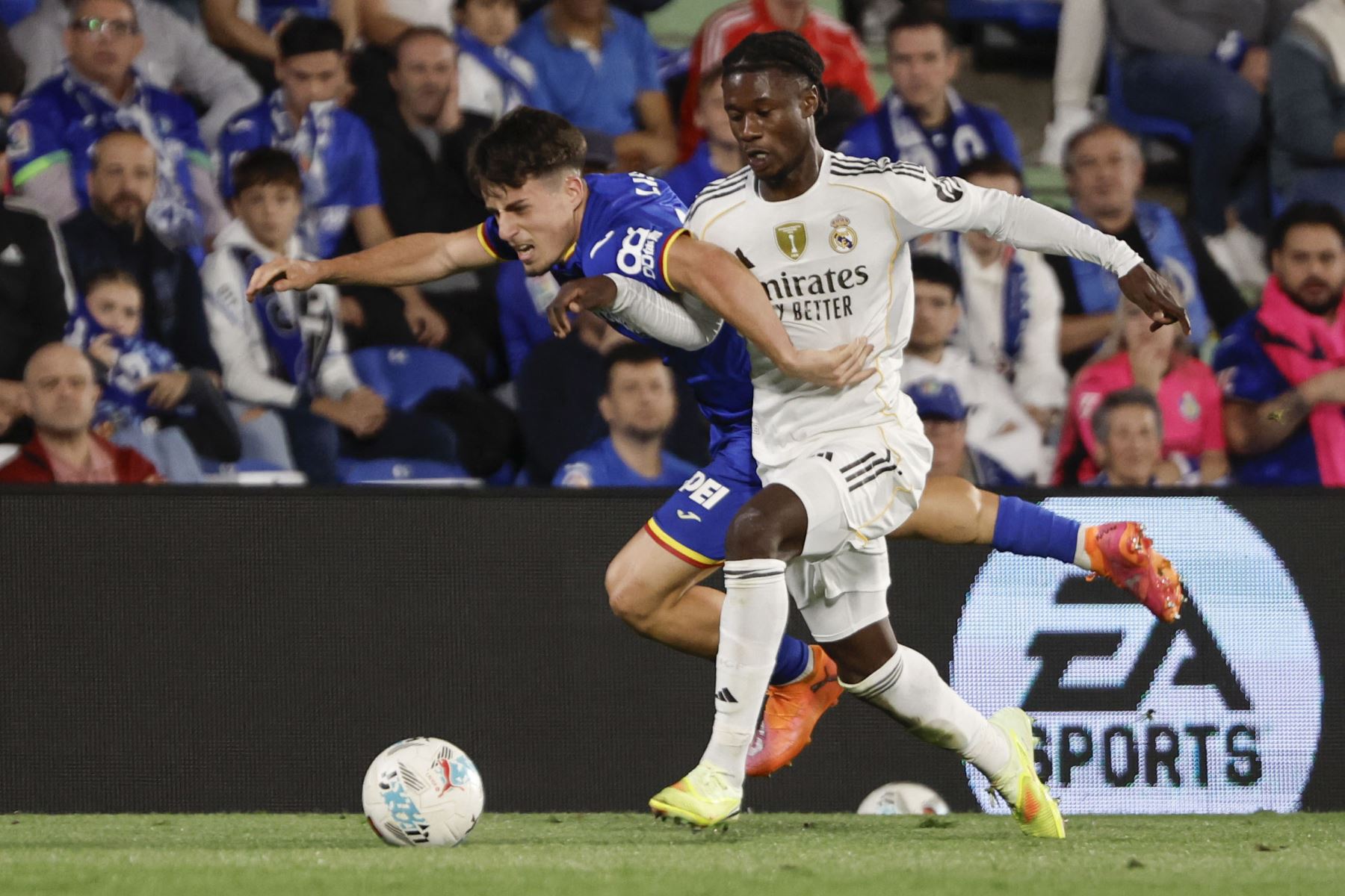 El delantero del Getafe Adrián Liso pelea un balón ante el centrocampista del Real Madrid Eduardo Camavinga este domingo, durante el partido de la jornada 9 de LaLiga EA Sports que Getafe y Real Madrid disputan en el Coliseum, en Getafe.
Foto: EFE