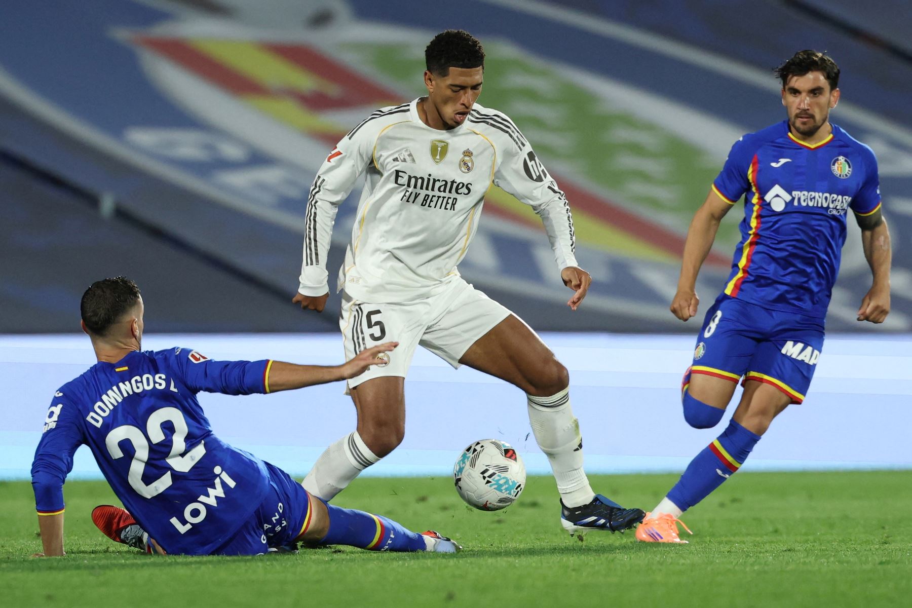 El centrocampista inglés del Real Madrid Jude Bellingham lucha por el balón con el defensa portugués  Domingos Duarte del Getafe y el centrocampista uruguayo #08 Mauro Arambarri durante el partido de la liga española entre el Getafe CF y el Real Madrid CF en el Estadio Coliseum Alfonso Pérez en Getafe.
Foto : AFP