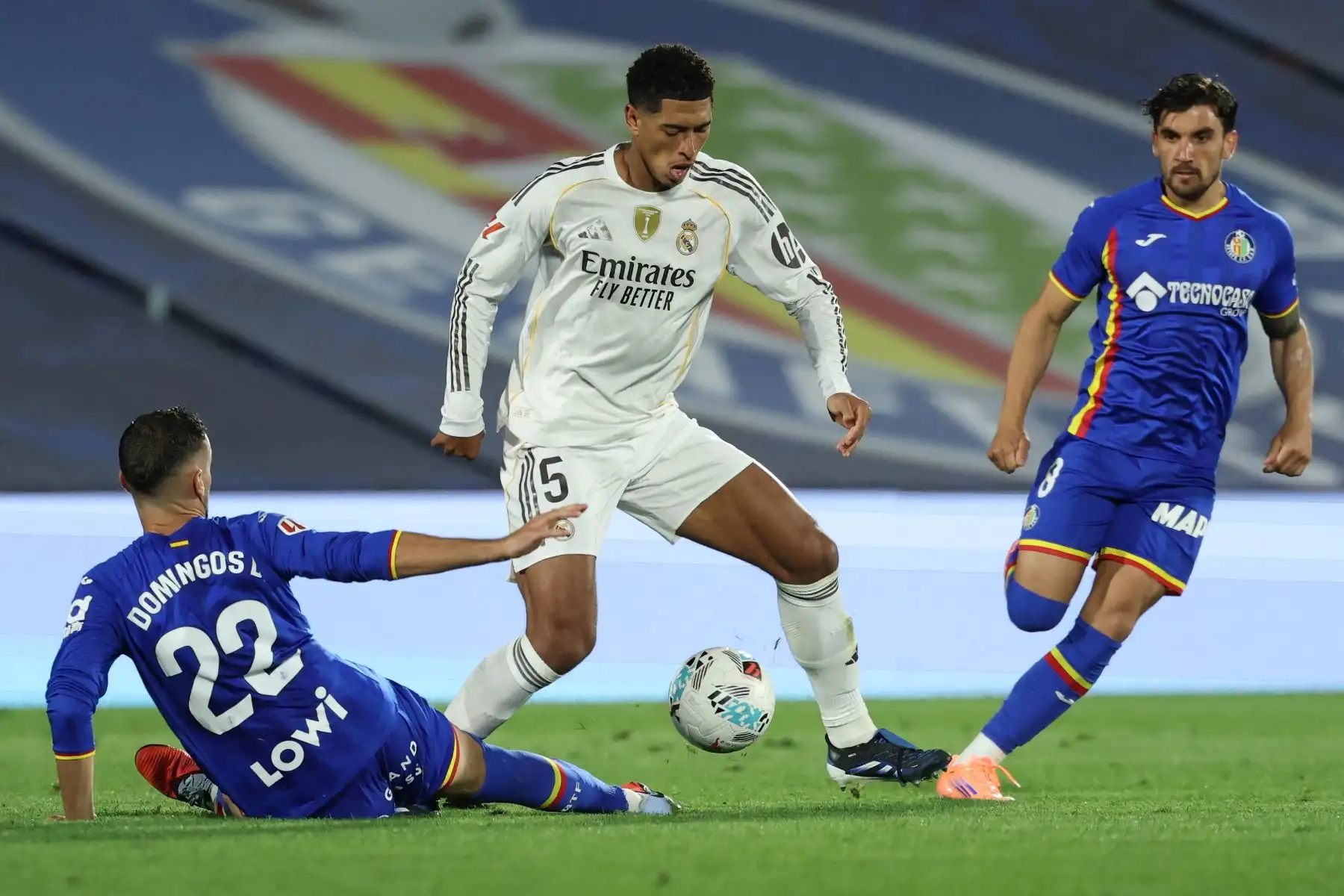 El centrocampista inglés del Real Madrid Jude Bellingham lucha por el balón con el defensa portugués  Domingos Duarte del Getafe y el centrocampista uruguayo #08 Mauro Arambarri durante el partido de la liga española entre el Getafe CF y el Real Madrid CF en el Estadio Coliseum Alfonso Pérez en Getafe.
Foto : AFP