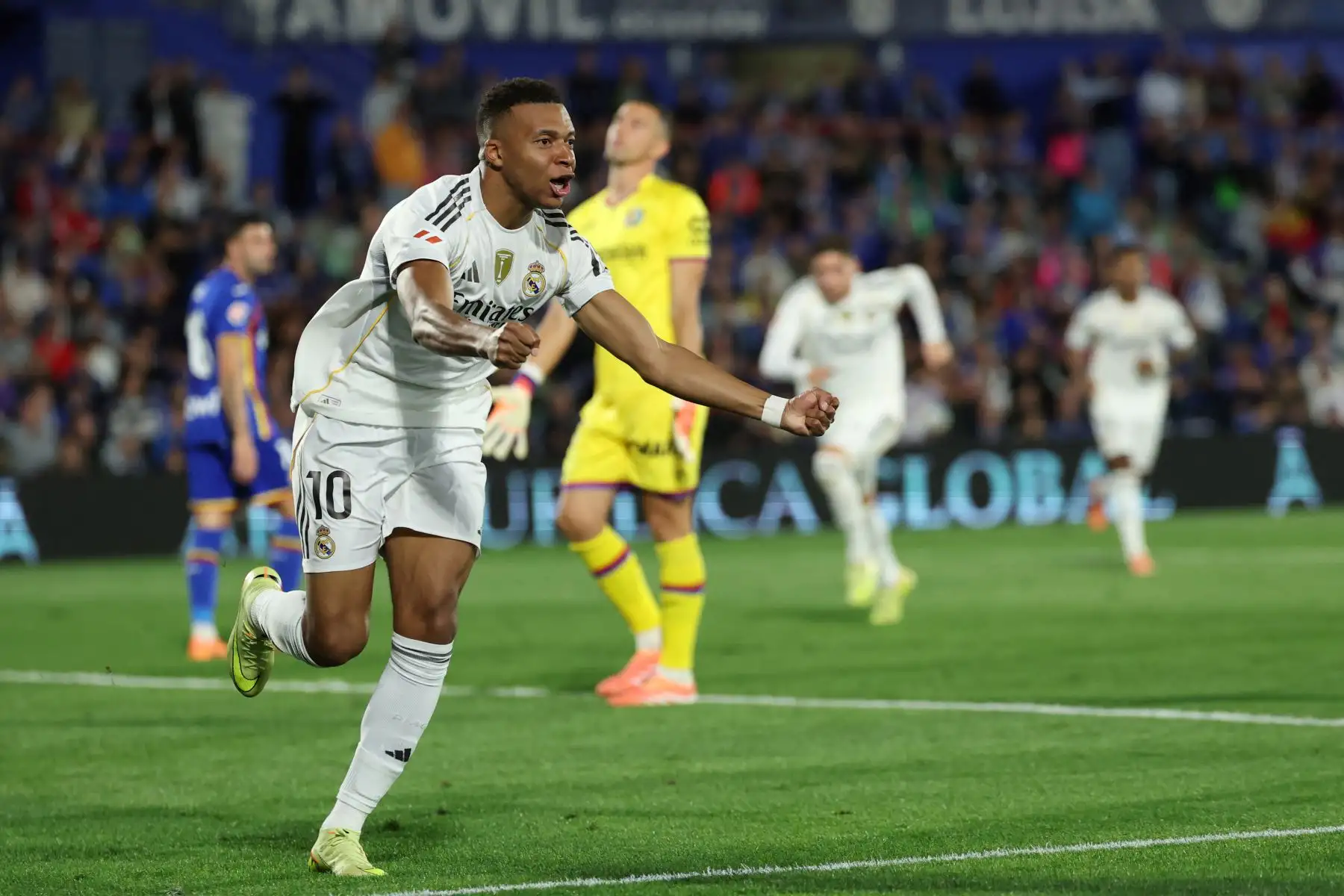 El delantero francés del Real Madrid, Kylian Mbappé, celebra el primer gol de su equipo durante el partido de la liga española entre el Getafe CF y el Real Madrid CF en el Estadio Coliseum Alfonso Pérez en Getafe.
Foto: AFP