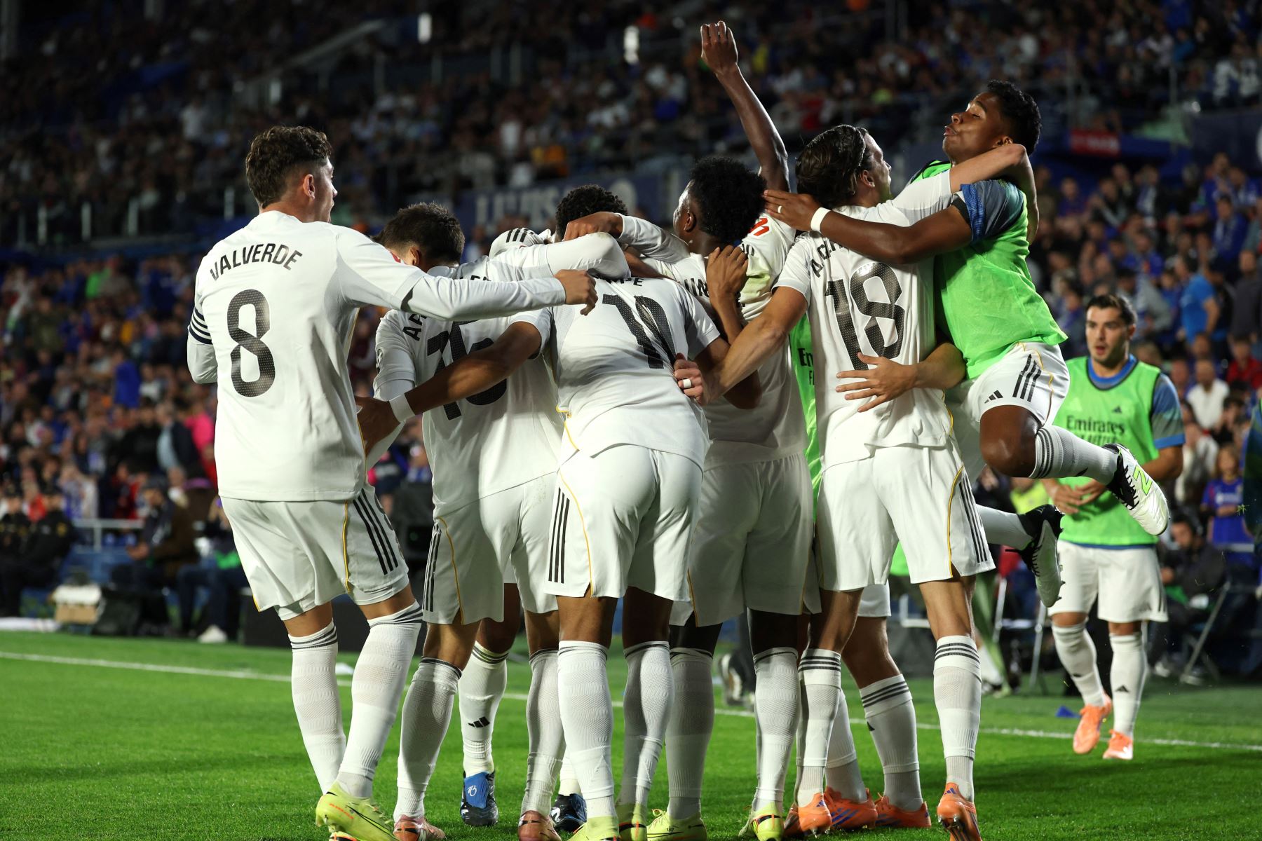 El delantero francés  del Real Madrid, Kylian Mbappé, celebra con sus compañeros el primer gol de su equipo durante el partido de la liga española entre el Getafe CF y el Real Madrid CF en el Estadio Coliseum Alfonso Pérez en Getafe.
Foto: AFP