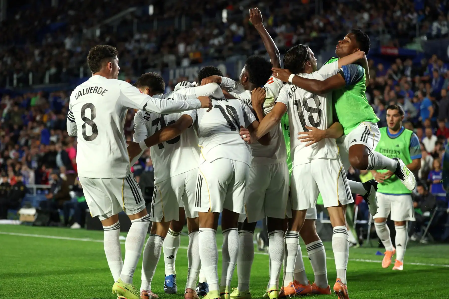El delantero francés  del Real Madrid, Kylian Mbappé, celebra con sus compañeros el primer gol de su equipo durante el partido de la liga española entre el Getafe CF y el Real Madrid CF en el Estadio Coliseum Alfonso Pérez en Getafe.
Foto: AFP