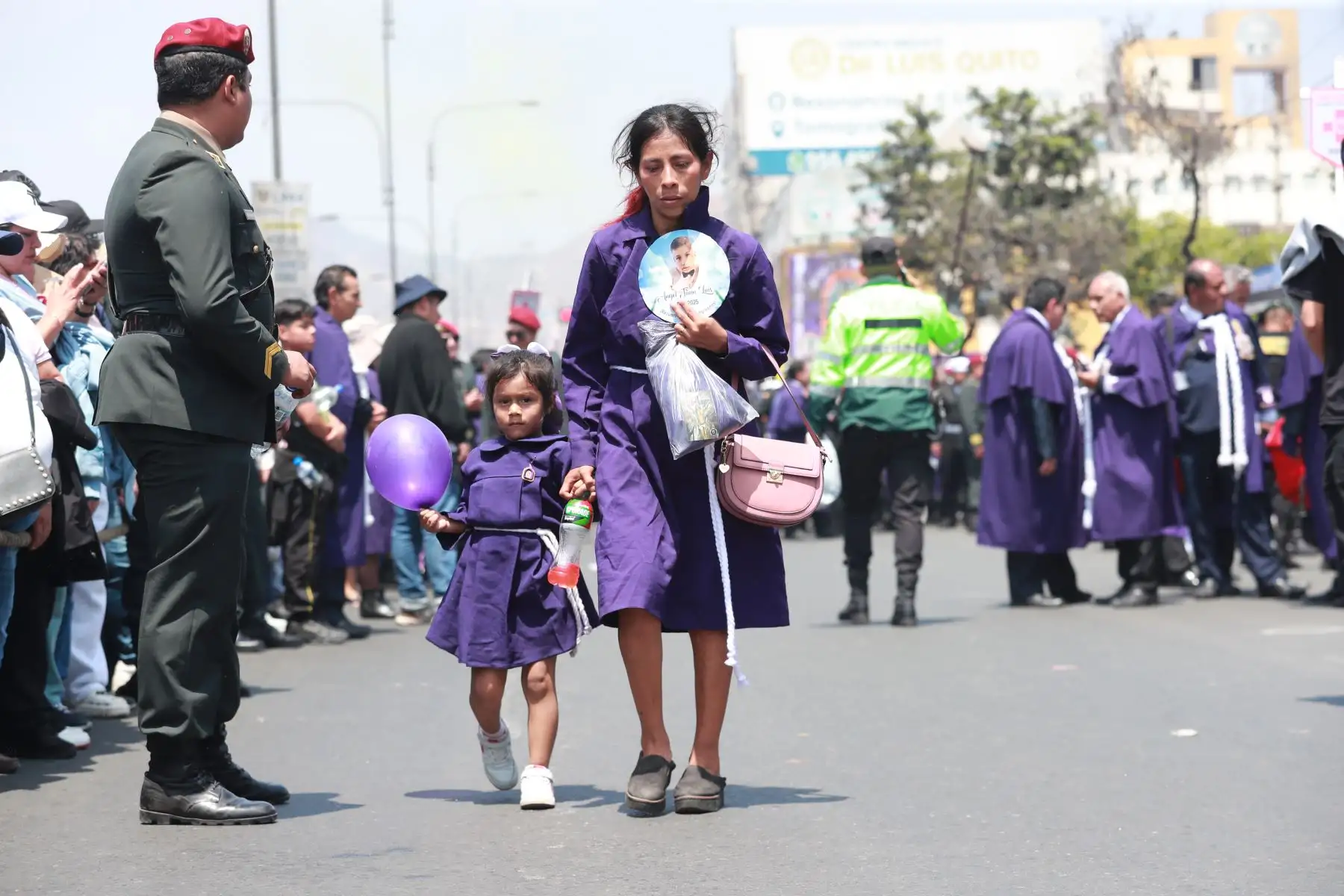 El tradicional anda del Señor de los Milagros continúa con su tercer recorrido.
Miles de fieles acompáñan la venerada imagen.
Foto: ANDINA / Lino Chipana Obregón.