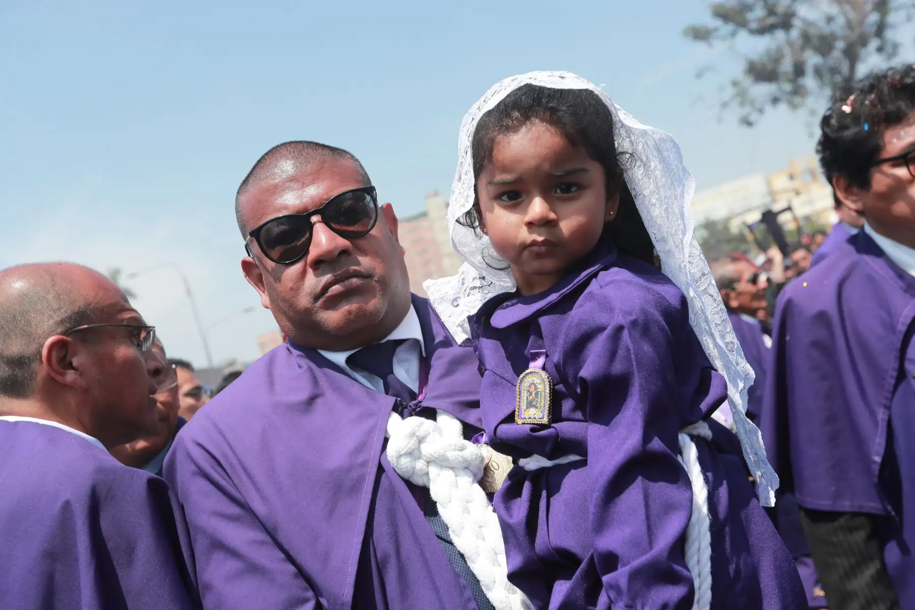 El tradicional anda del Señor de los Milagros continúa con su tercer recorrido.
Miles de fieles acompáñan la venerada imagen.
Foto: ANDINA / Lino Chipana Obregón.