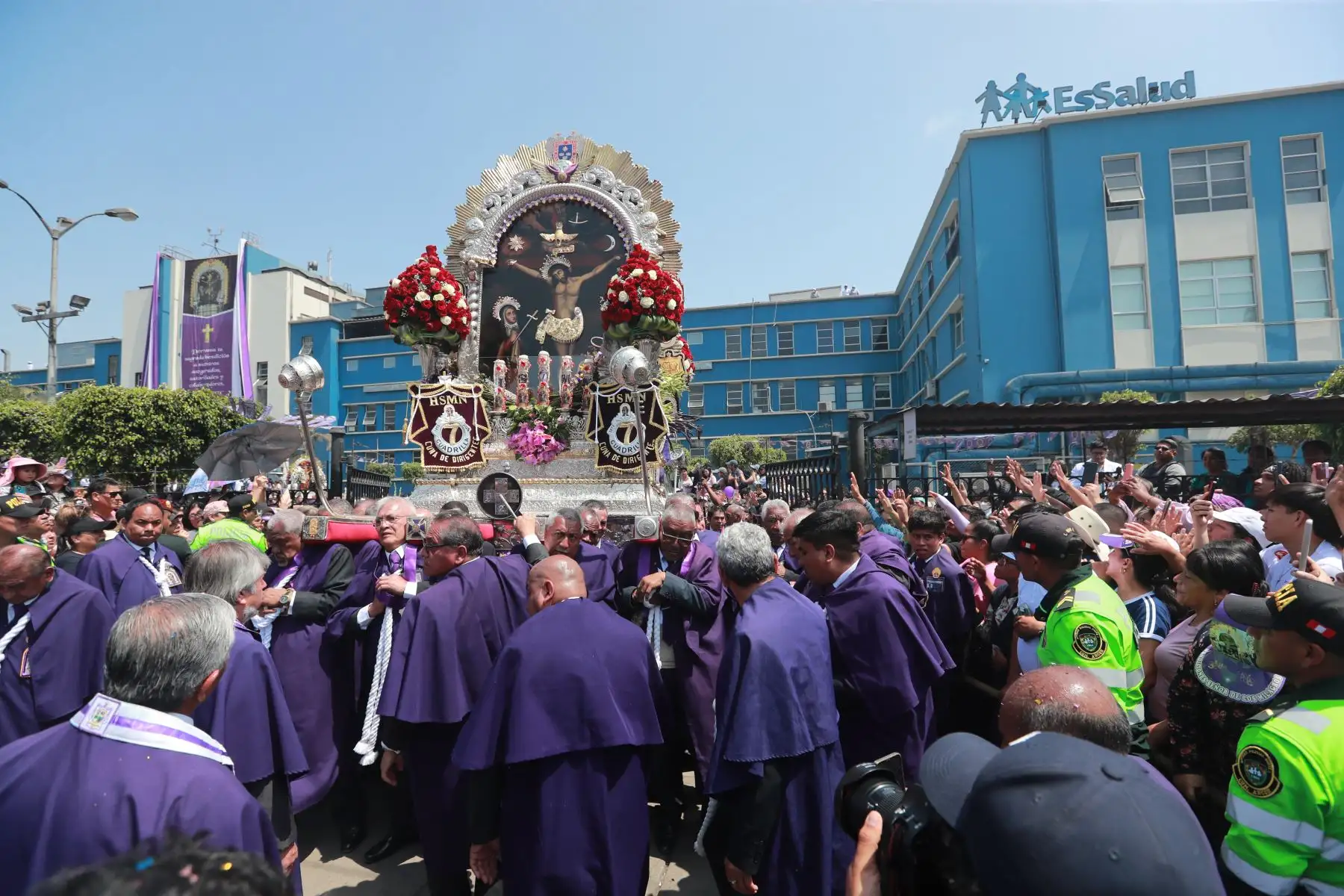 El tradicional anda del Señor de los Milagros continúa con su tercer recorrido.
Miles de fieles acompáñan la venerada imagen.
Foto: ANDINA / Lino Chipana Obregón.