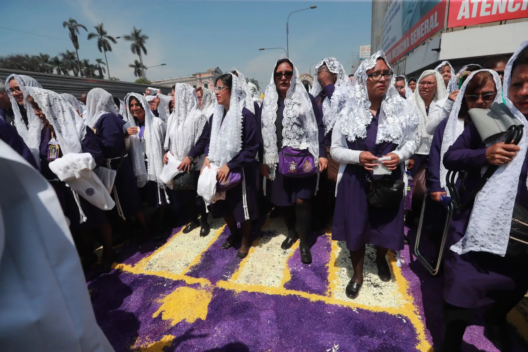 El tradicional anda del Señor de los Milagros continúa con su tercer recorrido.
Miles de fieles acompáñan la venerada imagen.
Foto: ANDINA / Lino Chipana Obregón.