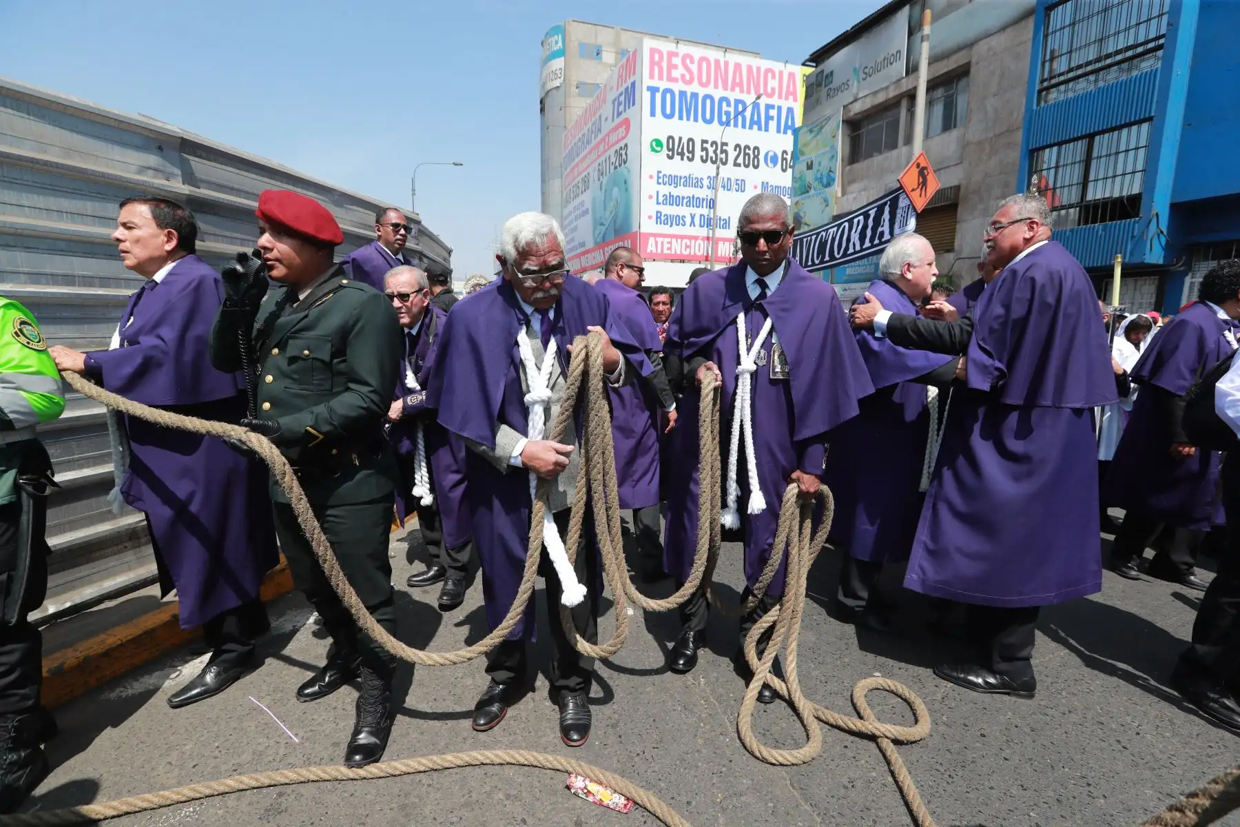 El tradicional anda del Señor de los Milagros continúa con su tercer recorrido.
Miles de fieles acompáñan la venerada imagen.
Foto: ANDINA / Lino Chipana Obregón.