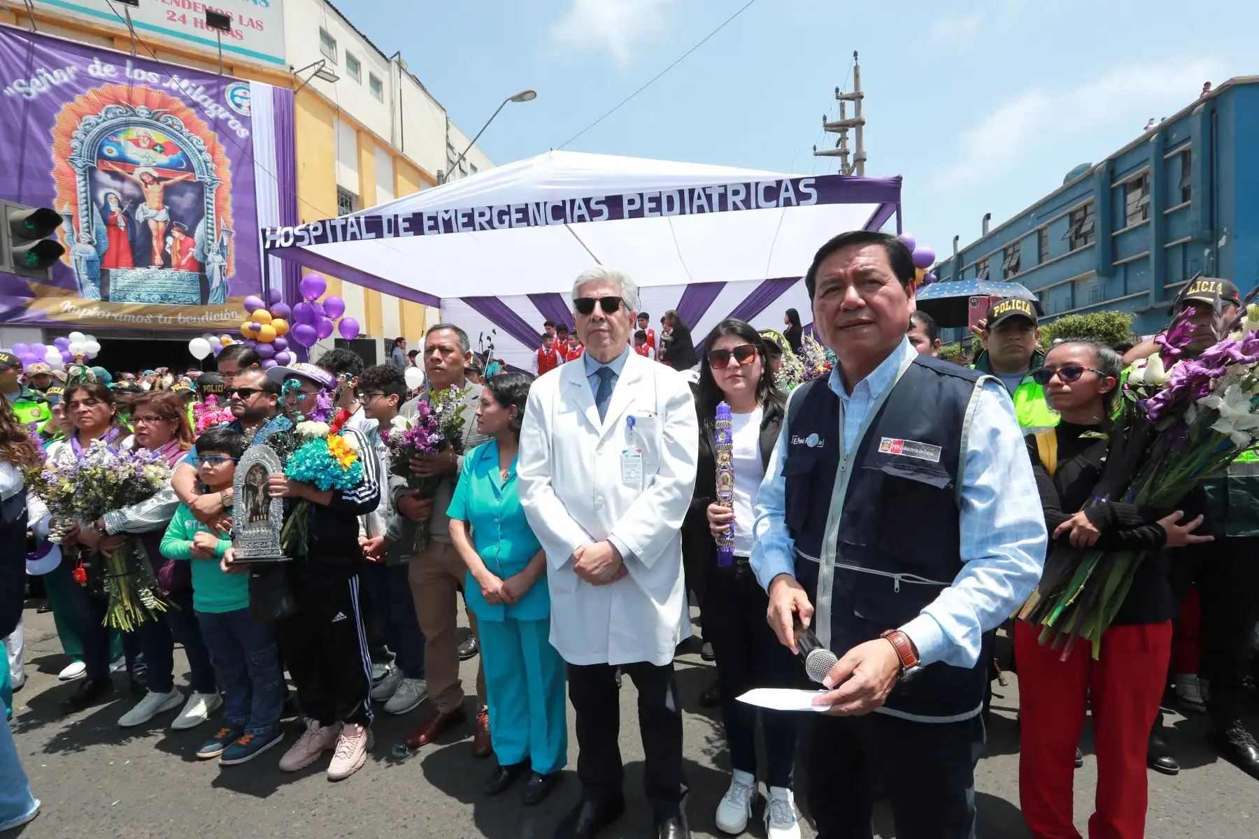 El tradicional anda del Señor de los Milagros continúa con su tercer recorrido.
Miles de fieles acompáñan la venerada imagen.
Foto: ANDINA / Lino Chipana Obregón.