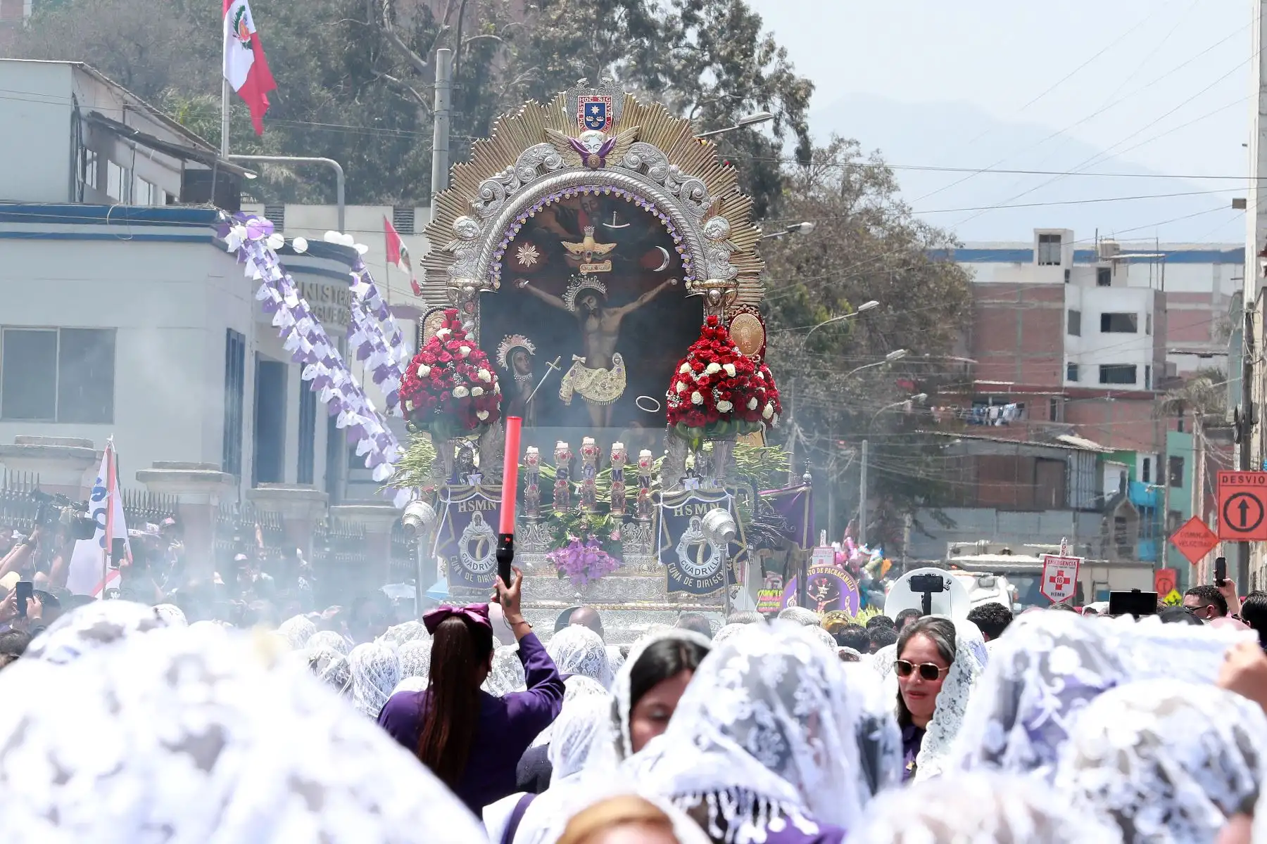 El tradicional anda del Señor de los Milagros continúa con su tercer recorrido.
Miles de fieles acompáñan la venerada imagen.
Foto: ANDINA / Lino Chipana Obregón.