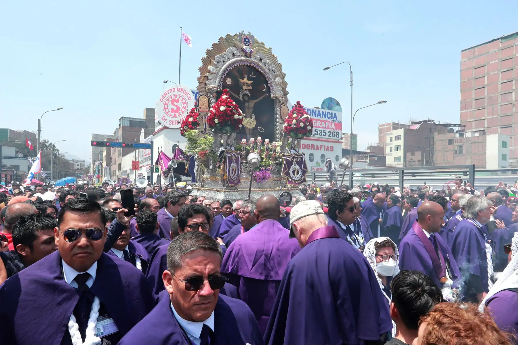 El tradicional anda del Señor de los Milagros continúa con su tercer recorrido.
Miles de fieles acompáñan la venerada imagen.
Foto: ANDINA / Lino Chipana Obregón.