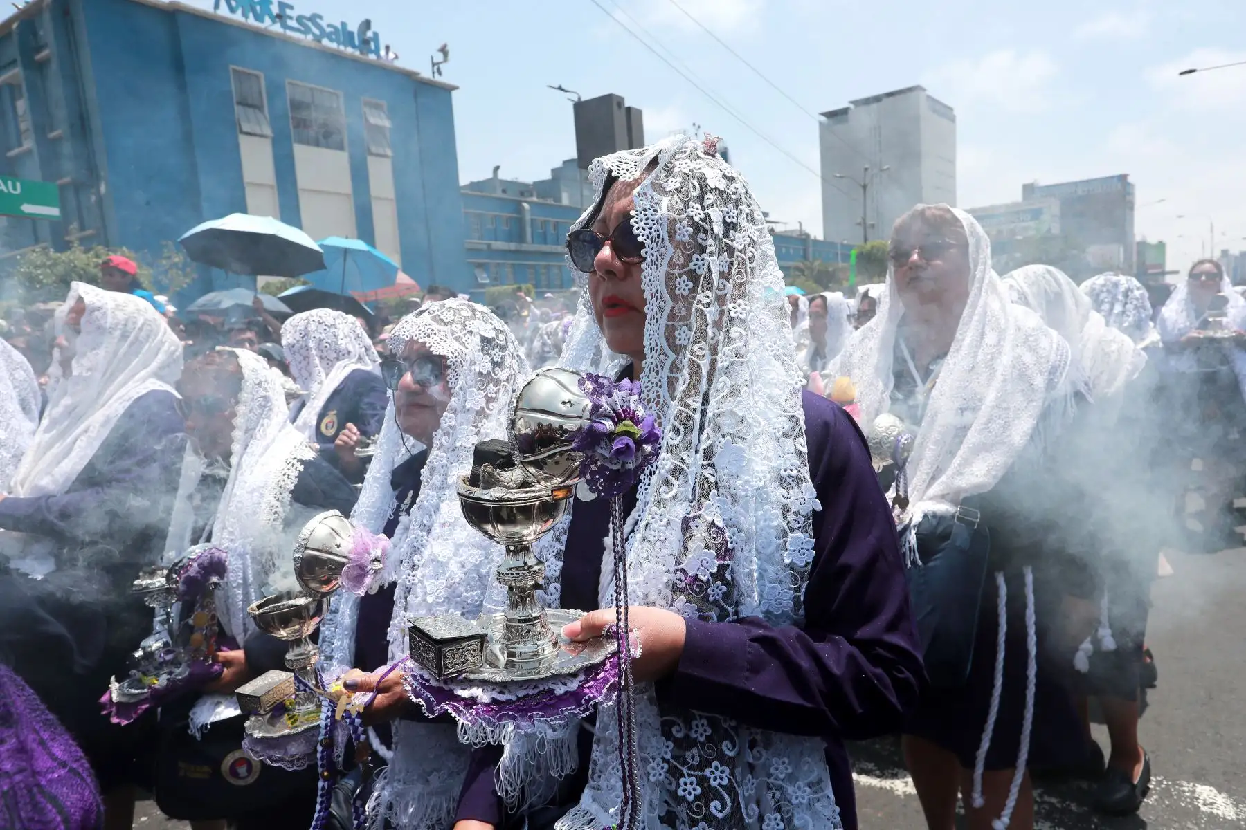 El tradicional anda del Señor de los Milagros continúa con su tercer recorrido.
Miles de fieles acompáñan la venerada imagen.
Foto: ANDINA / Lino Chipana Obregón.
