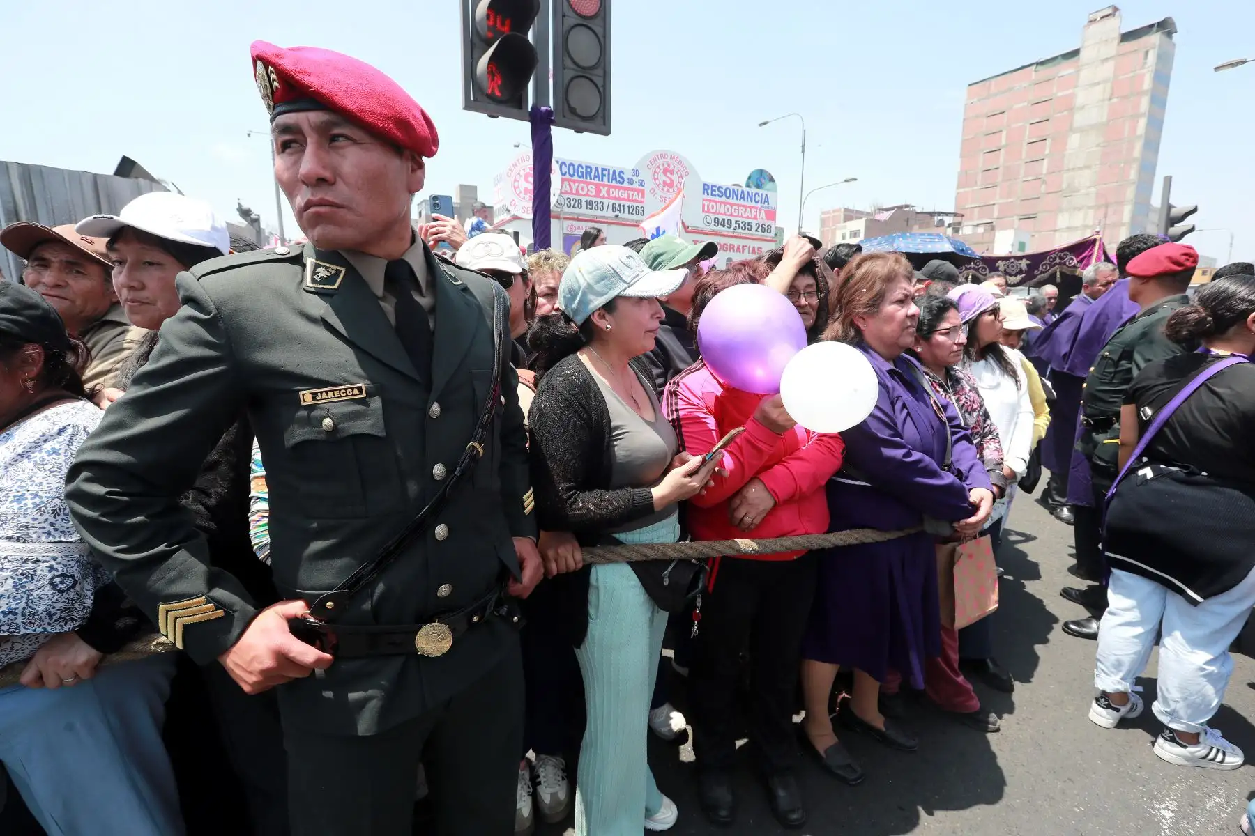 El tradicional anda del Señor de los Milagros continúa con su tercer recorrido.
Miles de fieles acompáñan la venerada imagen.
Foto: ANDINA / Lino Chipana Obregón.