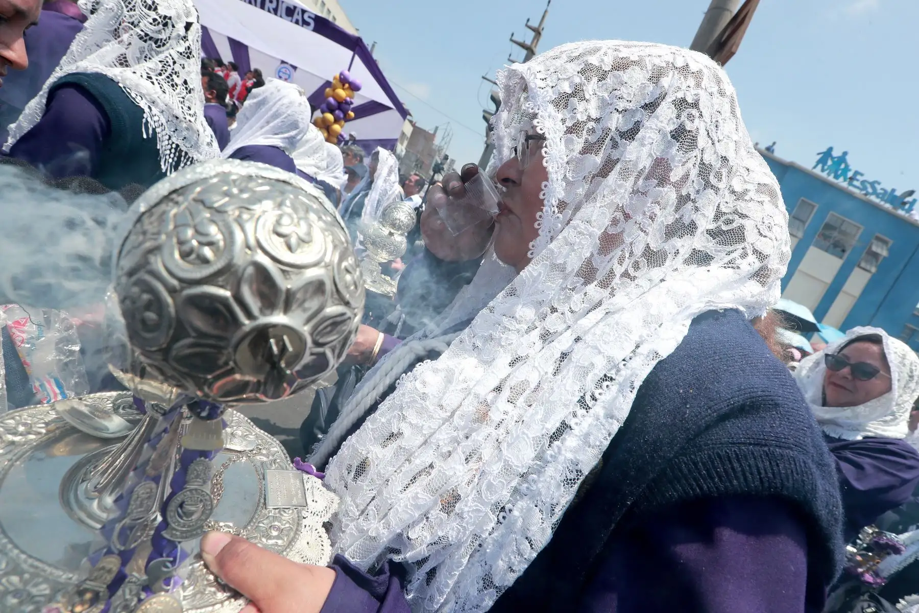 El tradicional anda del Señor de los Milagros continúa con su tercer recorrido.
Miles de fieles acompáñan la venerada imagen.
Foto: ANDINA / Lino Chipana Obregón.