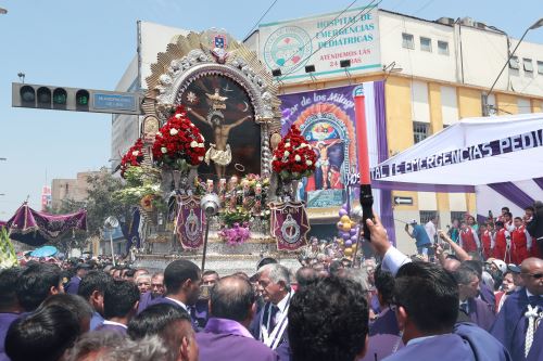 Procesión del  Señor de los Milagros continúa en su tercer recorrido por las calles de Lima
