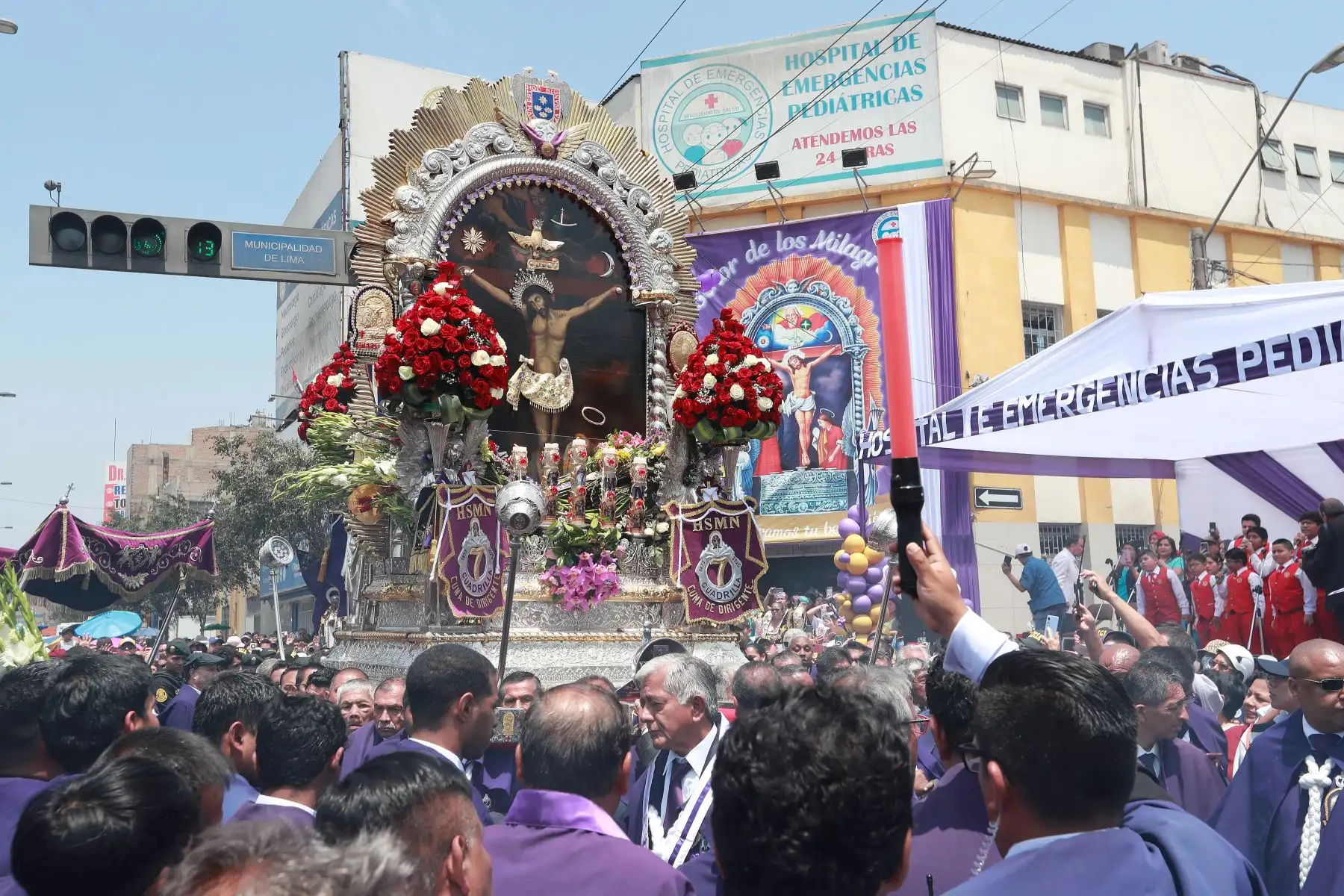 El tradicional anda del Señor de los Milagros continúa con su tercer recorrido.
Miles de fieles acompáñan la venerada imagen.
Foto: ANDINA / Lino Chipana Obregón.