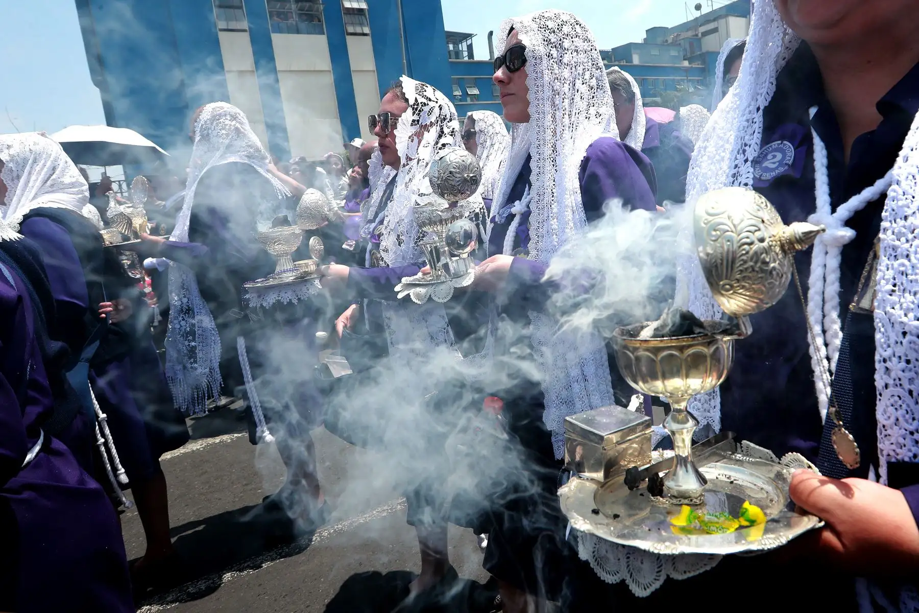 El tradicional anda del Señor de los Milagros continúa con su tercer recorrido.
Miles de fieles acompáñan la venerada imagen.
Foto: ANDINA / Lino Chipana Obregón.
