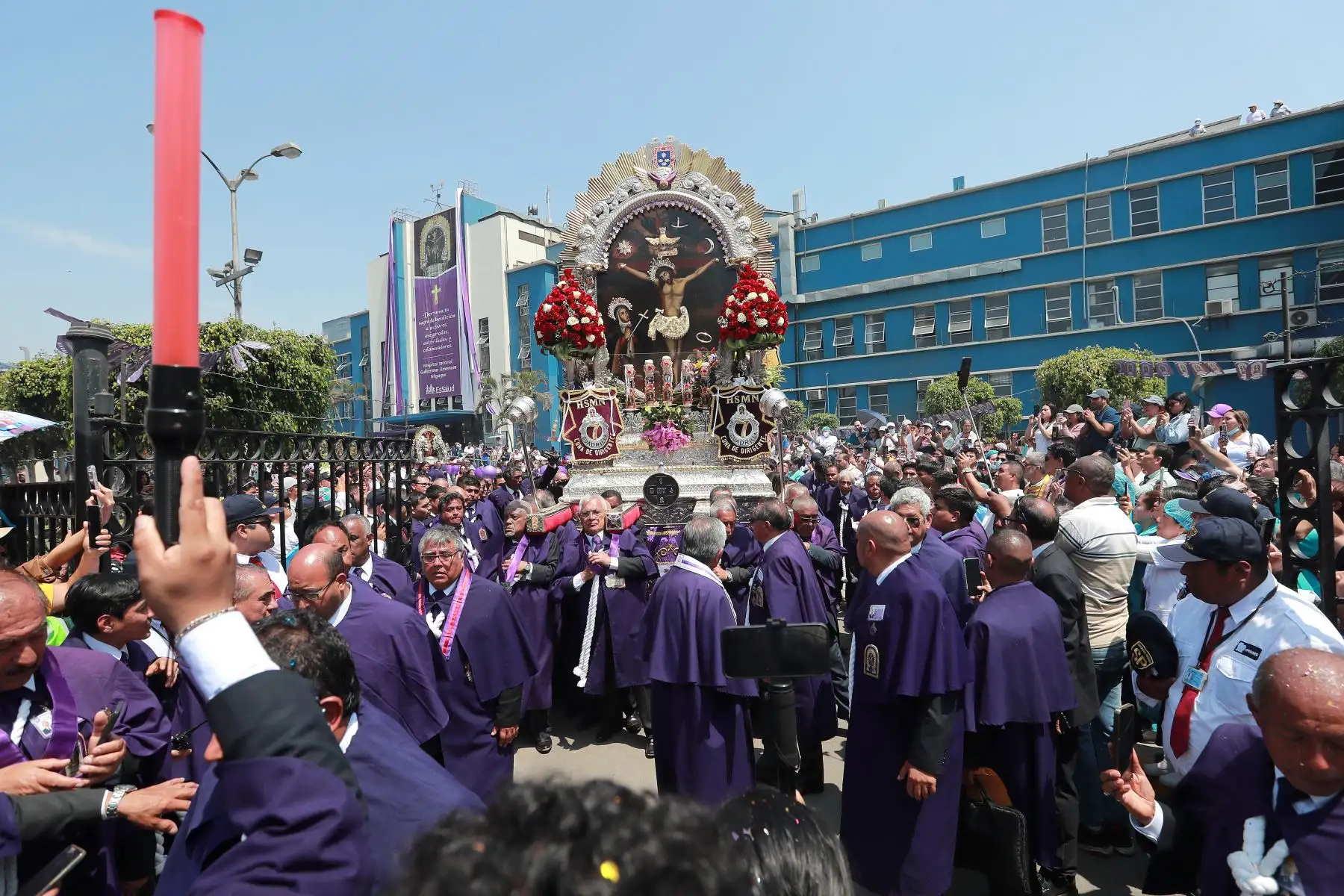 El tradicional anda del Señor de los Milagros continúa con su tercer recorrido.
Miles de fieles acompáñan la venerada imagen.
Foto: ANDINA / Lino Chipana Obregón.