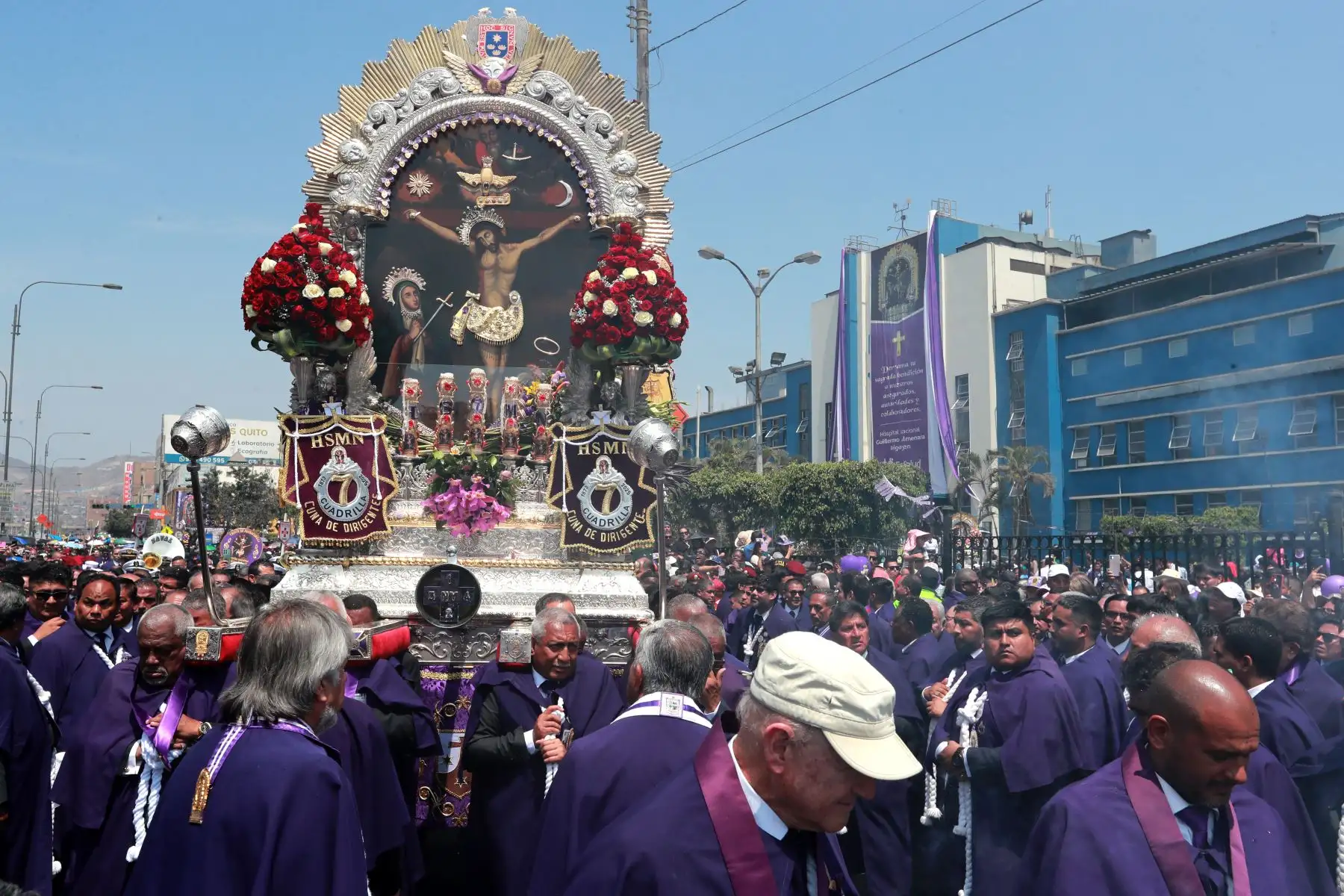 El tradicional anda del Señor de los Milagros continúa con su tercer recorrido.
Miles de fieles acompáñan la venerada imagen.
Foto: ANDINA / Lino Chipana Obregón.