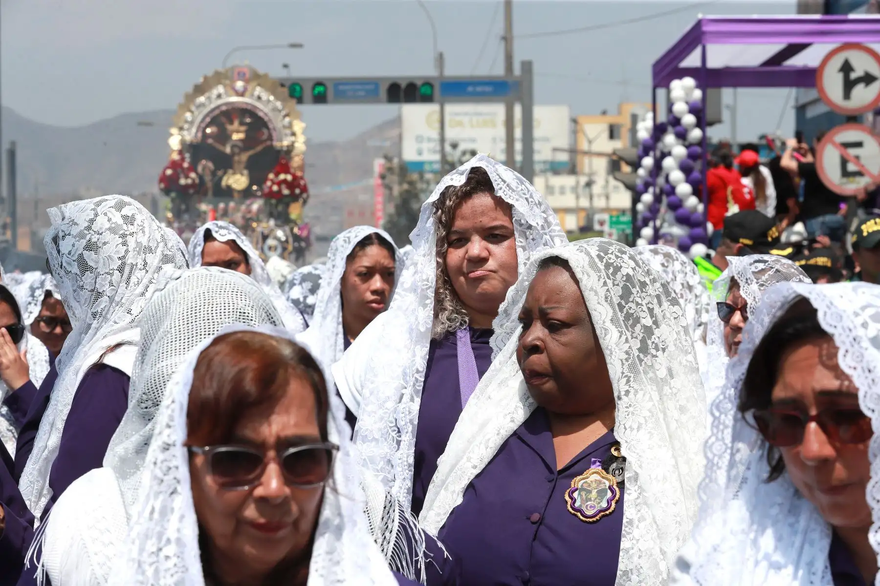 El tradicional anda del Señor de los Milagros continúa con su tercer recorrido.
Miles de fieles acompáñan la venerada imagen.
Foto: ANDINA / Lino Chipana Obregón.