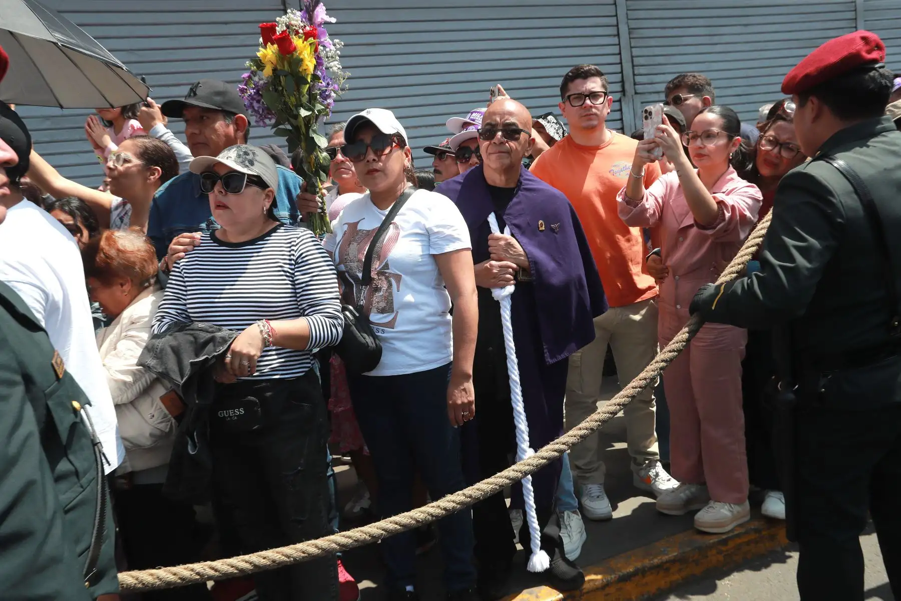 El tradicional anda del Señor de los Milagros continúa con su tercer recorrido.
Miles de fieles acompáñan la venerada imagen.
Foto: ANDINA / Lino Chipana Obregón.