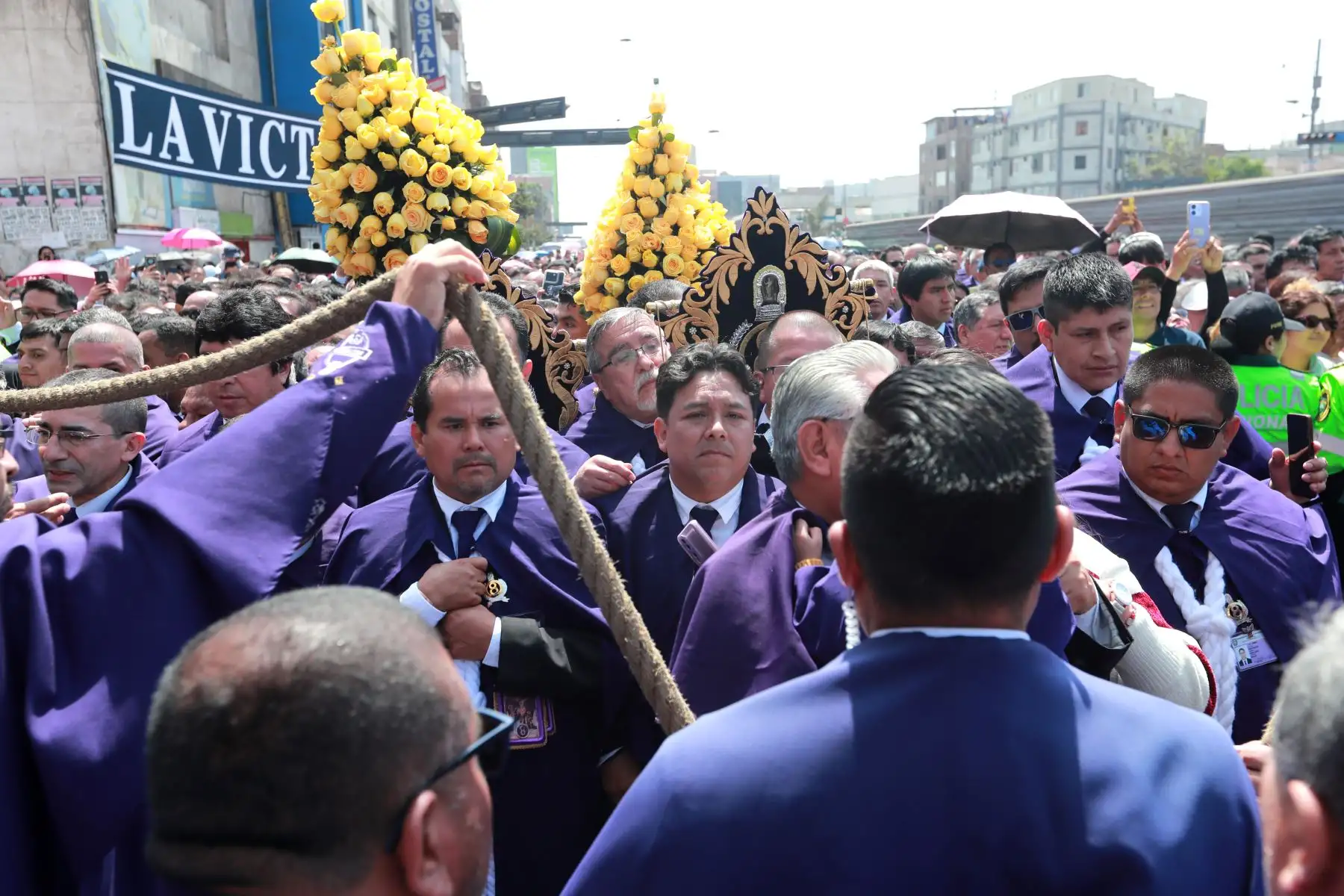 El tradicional anda del Señor de los Milagros continúa con su tercer recorrido.
Miles de fieles acompáñan la venerada imagen.
Foto: ANDINA / Lino Chipana Obregón.