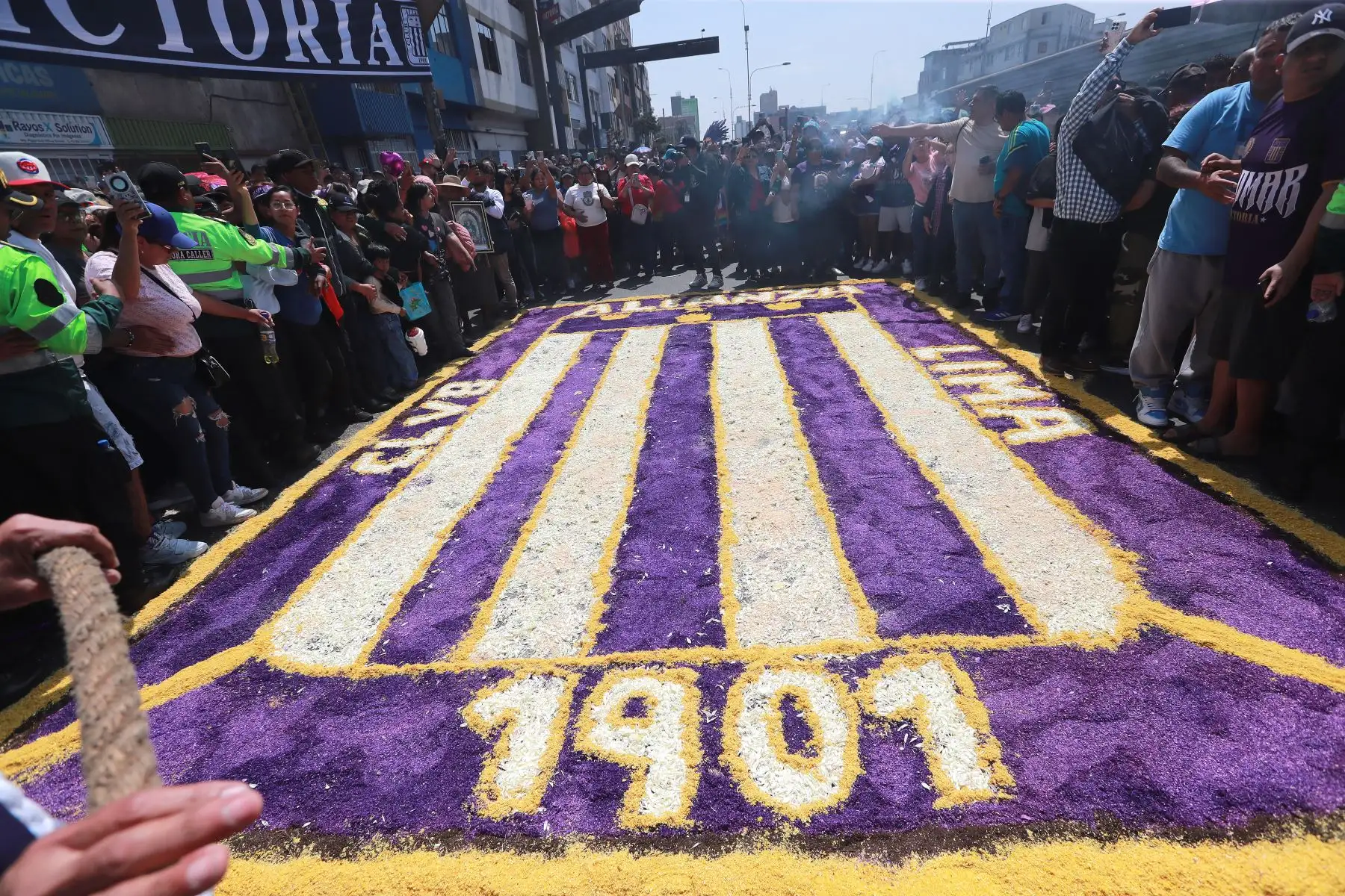 El tradicional anda del Señor de los Milagros continúa con su tercer recorrido.
Miles de fieles acompáñan la venerada imagen.
Foto: ANDINA / Lino Chipana Obregón.