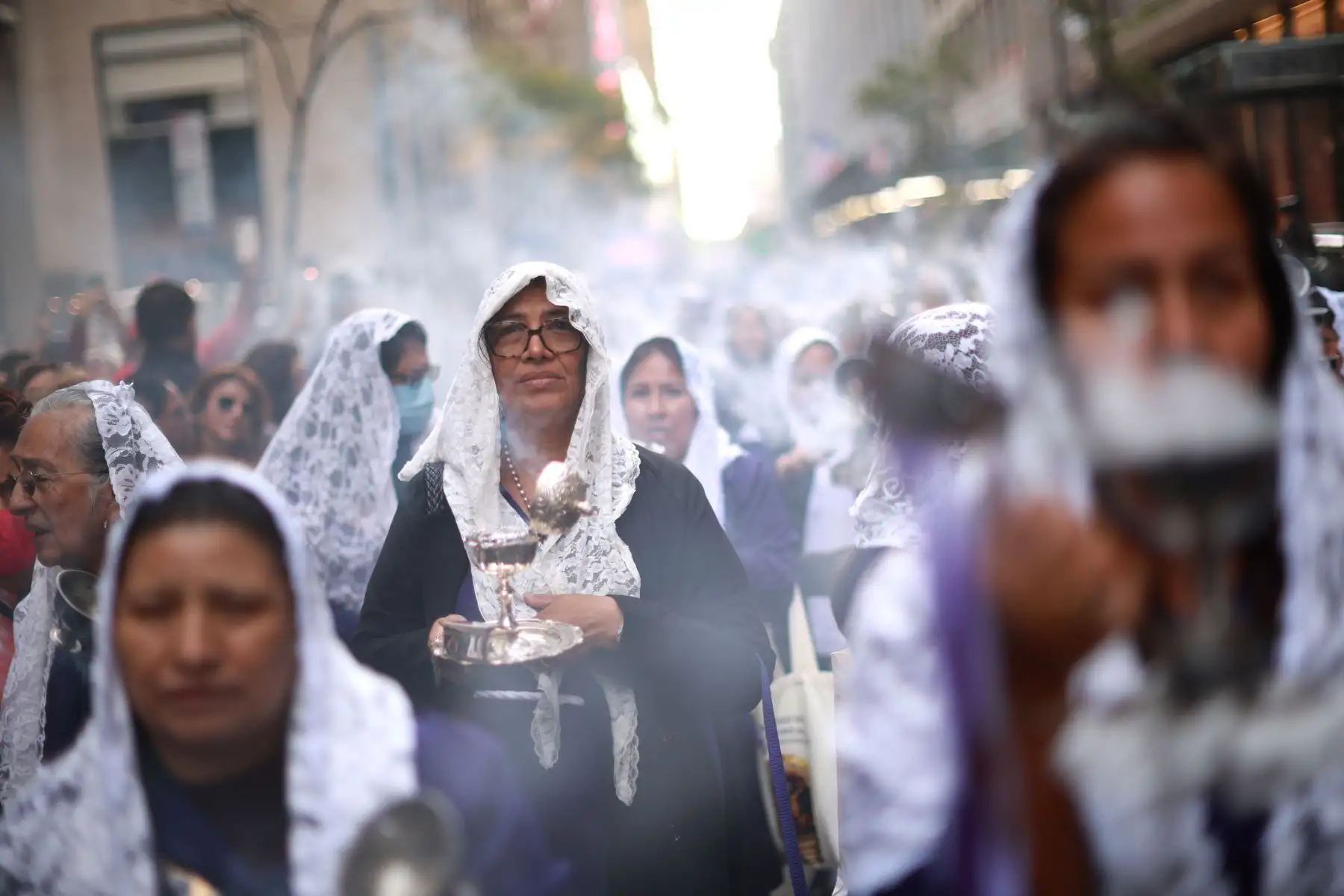 Ciudadanos peruanos quienes representan a la Hermandad Señor de los Milagros Inc. Saint Patrick