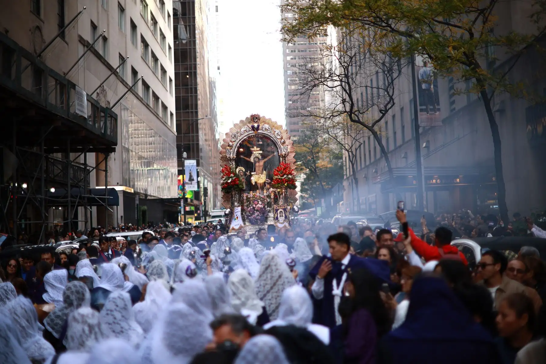 Ciudadanos peruanos quienes representan a la Hermandad Señor de los Milagros Inc. Saint Patrick